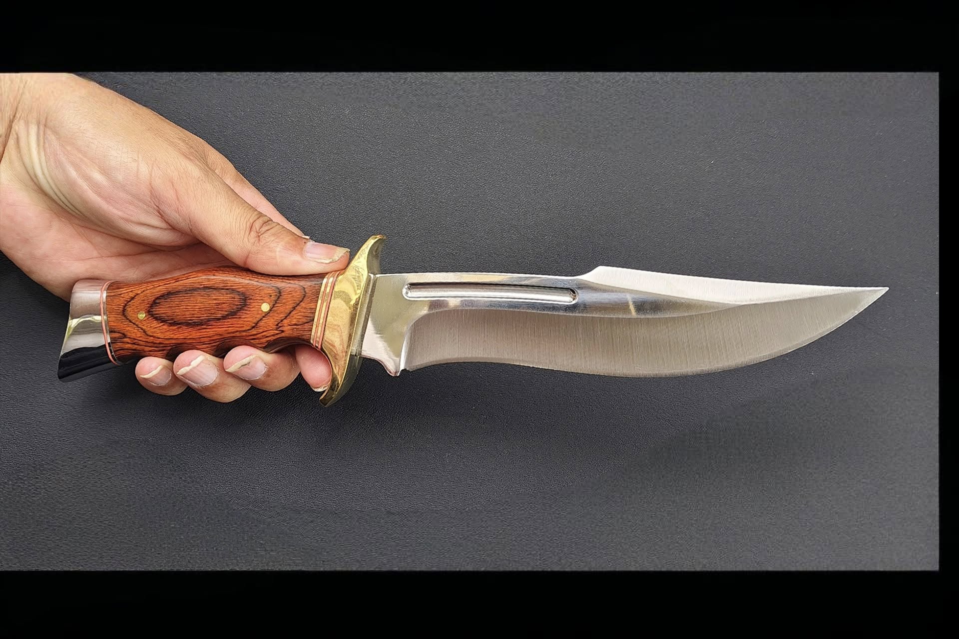 มีดฮันเตอร์ RED WOLF มีดสไตล์คลาสสิค hunt ใบมีดแบบนักล่า ด้ามจับเป็นไม้แท้ผสมโลหะ มีช่องบล็อคนิ้วชี้แบบฉบับมีดต่อสู้ มาพร้อมซองพลาสติกแข็ง ติดตั้ง tek lock ว่องไว ทุกท่วงท่า