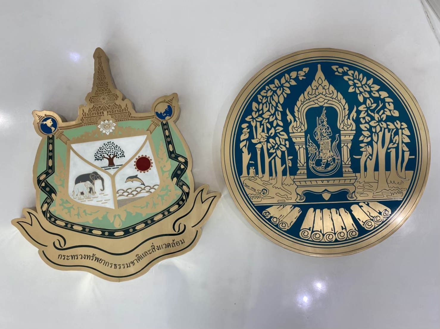 โลโก้โพเดียม โลโก้กัดกรด โลโก้หน่วยงาน กัดกรดสแตนเลสยกขอบ สั่งผลิตตามความต้องการ