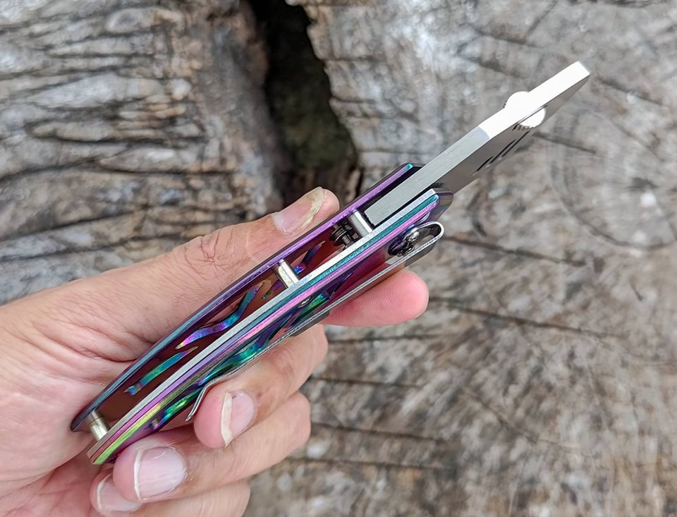 มีดพับกู้ภัยดาวทอง มีดพับทรง tactical รูปทรงดุดัน ใบมีดโฉบเฉี่ยว โดดเด่นด้วยคลิปหนีบที่เจาะรูเหมือนเครื่องระบายความร้อน พร้อมติดหมุดแหลมใช้ทุบกระแทกได้ สวยสะดุดตาด้วยการติดเหรียญดาวทอง สัญลักษณ์หน่วยประจัญบานที่กลางด้าม พร้อมติดตั้งระบบช่วยเปิดเร็วที่ใบมี