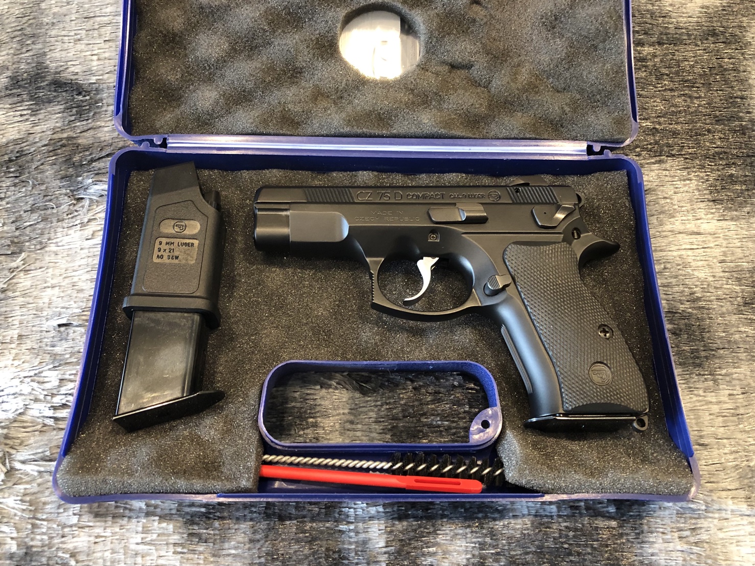 **ติดจอง รอป.3** [ปืนฝากขายมือสอง] CZ 75D Compact ขนาด9มม สภาพ 100% ไม่เคยยิง ไม่ใช้ใช้งาน นอนกล่อง ลงน้ำมันอย่างเดียว สภาพดีสุดๆ เทียบเท่าปืนใหม่ !!!
