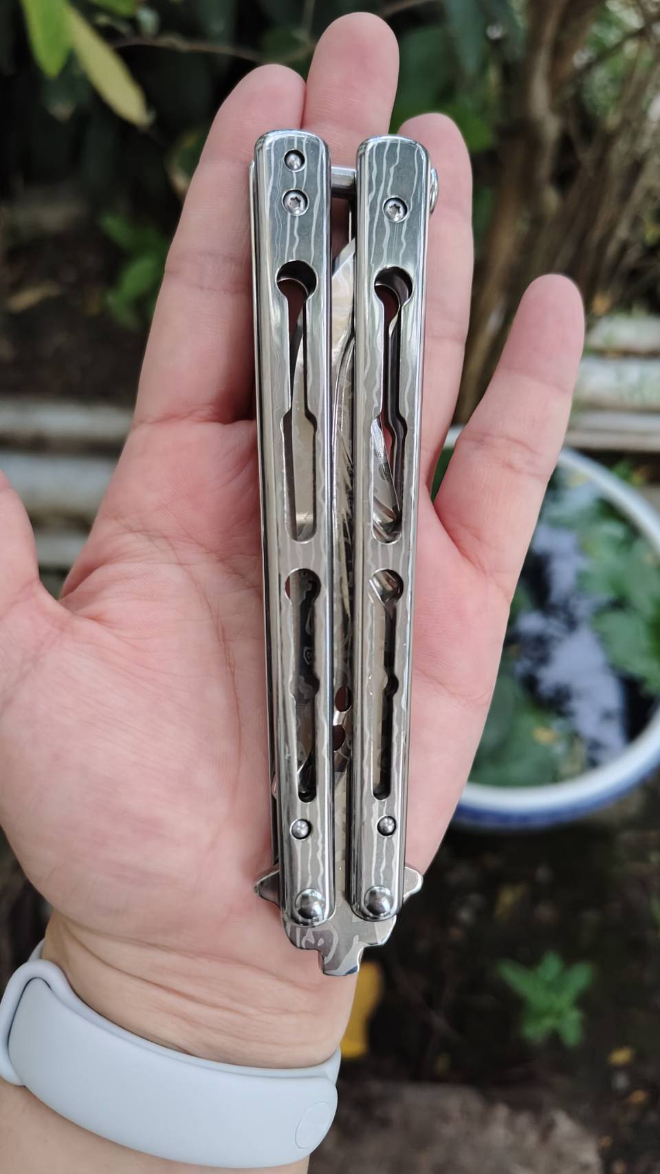 มีดควงบาลิซอง ใบทรงโบวี่ส ทั้งใบและด้ามเป็นสแตนเลสเต็มชิ้นหนาๆ เล่มใหญ่ แน่นมือ ใบทรงโบวี่ให้เส้นคมเด่น เตะตา และใช้งานได้ดี ตัวใบและผิวด้าม ลงลายกัดเลเซอร์ ลายชัด ดูมีมิติ ไม่ใช่งานเรียบธรรมดาๆ บาลานซ์น้ำหนักดี หมุนได้คุมง่าย ไม่ปลิว