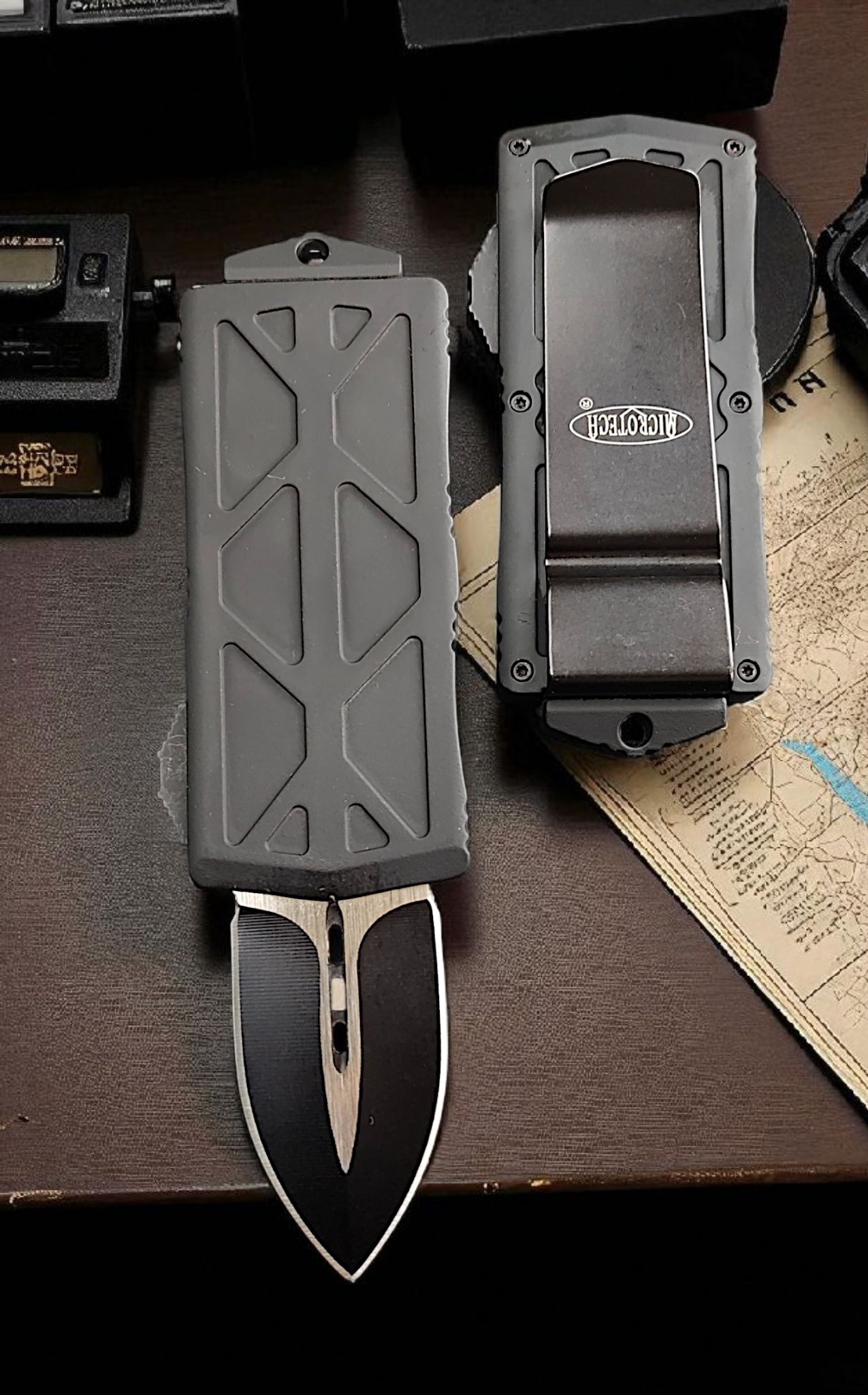 มีดสปริง OTF EX มีดสปริงดีดตรง สปริงขนาด Big Compact ใบมีดขนาดใหญ่กว้าง 2 คม จับถนัดเต็มมือ มาพร้อมคลิปหนีบขนาดใหญ่ สามารถใช้เป็นที่หนีบธนบัตรได้ เสริมท้ายด้วยโลหะหัวแข็ง ใช้ทุบกระแทกได้