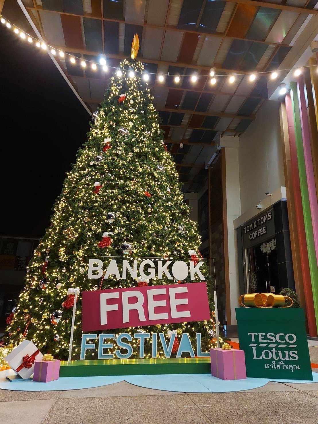 แบบต้นคริสต์มาสปลอม ทรงกรวยขนาด10เมตร ตกแต่งงานเลี้ยวันคริสต์มาสเพื่อความงดงามในการตกแต่ง