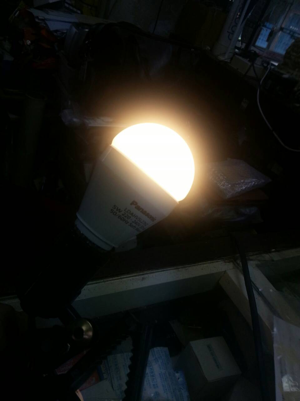 หลอด LED 220V Panasonic 5W แสง Soft warm (warmwhite) ให้แสงสว่างได้ถึง 350lm