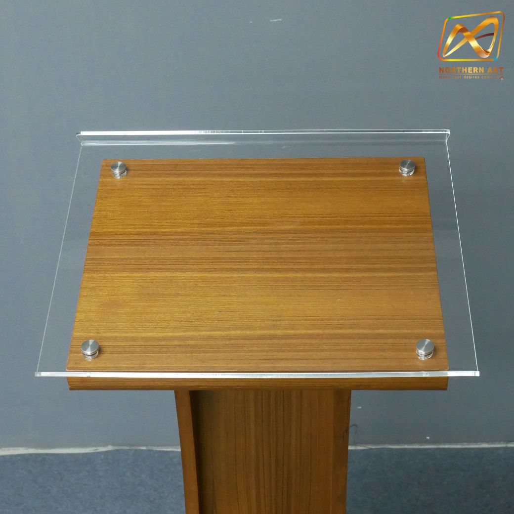 โพเดียมลายไม้ สีสัก ขนาด (W) 48 x (L) 40 x (H) 120 cm. Top เอียง ปิดทับอะคริลิคใสพร้อมหมุด