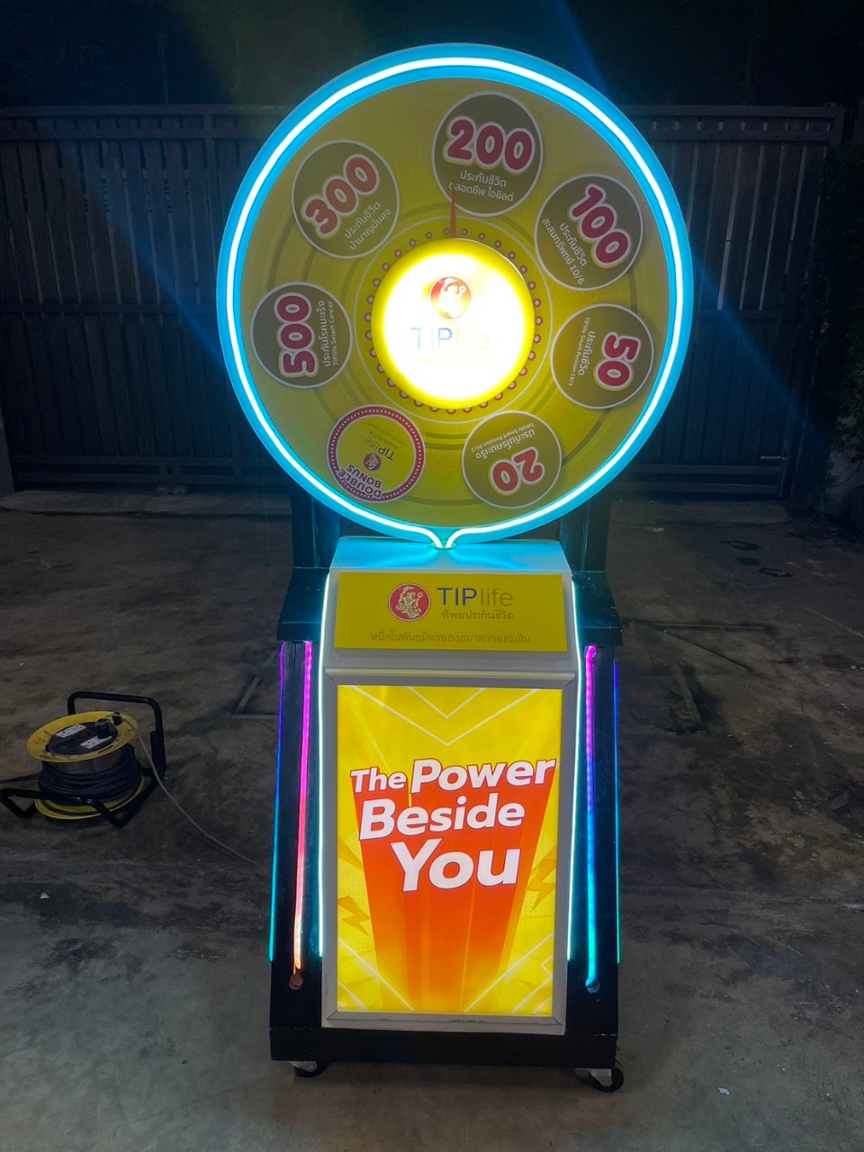 เช่าเกมส์วงล้อ มีไฟ มือหมุน ขนาด (W) 80 x (H) 162 ซม.พร้อมกรอบสแนปเฟรม สำหรับใส่ภาพด้านหน้า