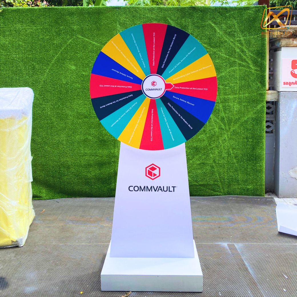 เกมส์วงล้อไม้ ตั้งพื้น ขนาดวงล้อ 80 ซม. สูง 168 ซม. มีล้อเลื่อน สามารถอออกแบบสติ๊กเกอร์ได้ตามความต้องการ