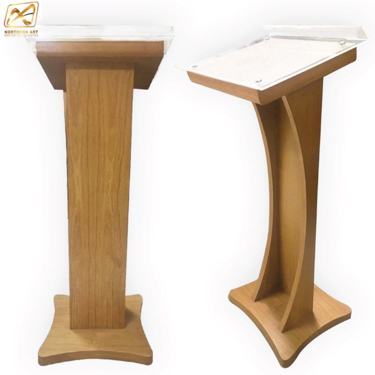 โพเดียมลายไม้ สีสัก ขนาด (W) 48 x (L) 40 x (H) 120 cm. Top เอียง ปิดทับอะคริลิคใสพร้อมหมุด