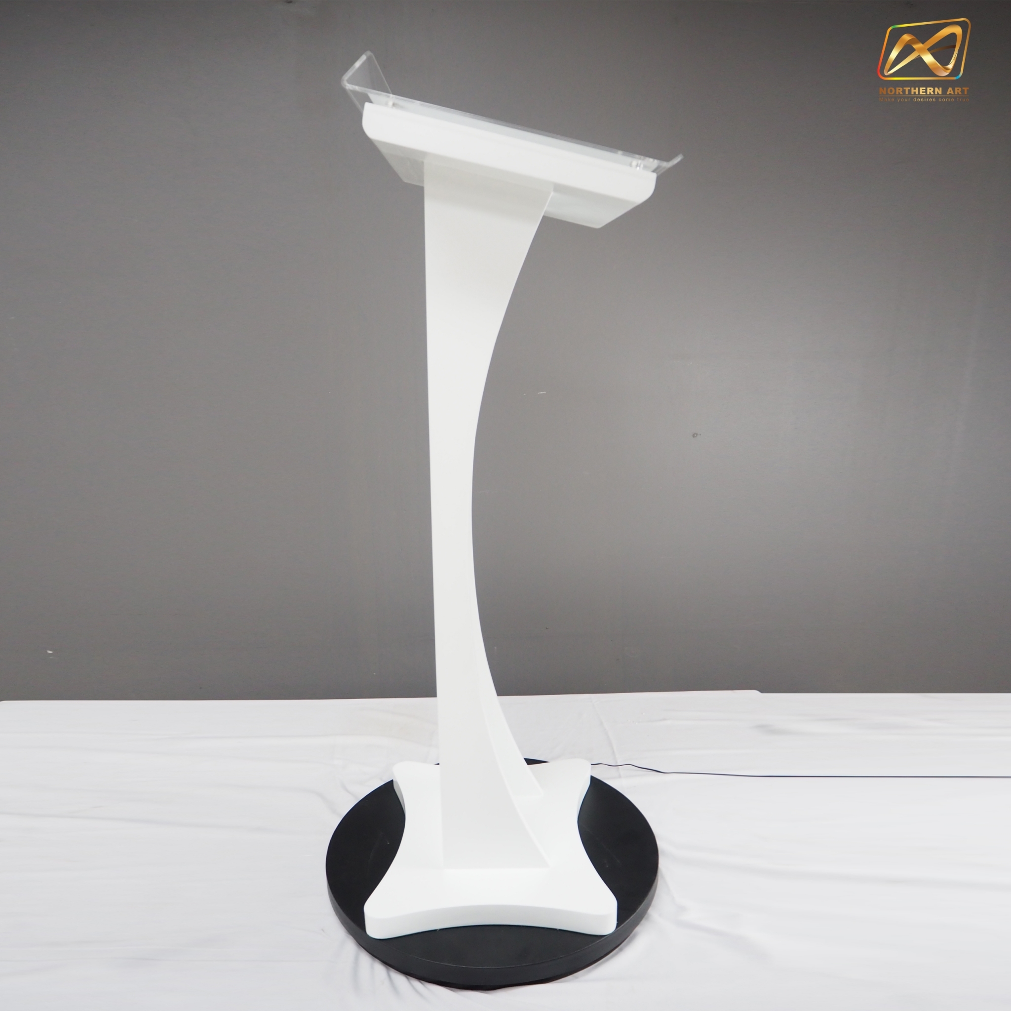 โพเดียมไม้ สีขาว ขนาด (W) 48 x (L) 40 x (H) 120 cm. Top เอียง ปิดทับอะคริลิคใสพร้อมหมุด