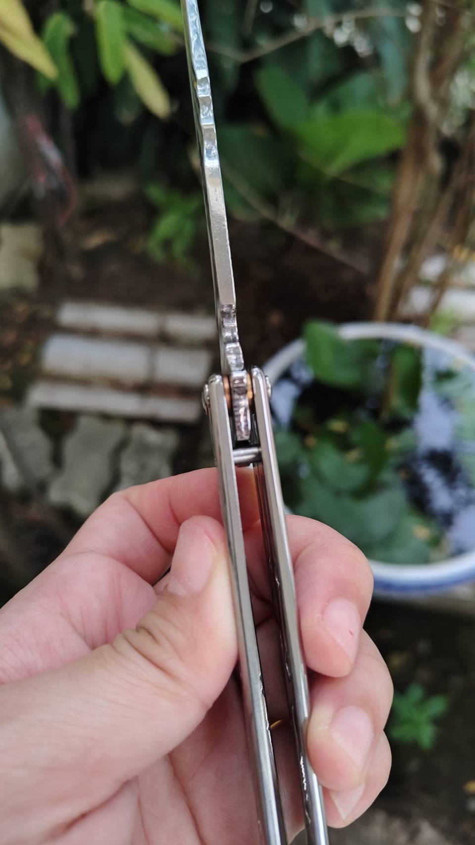 มีดควงบาลิซอง ใบทรงโบวี่ส ทั้งใบและด้ามเป็นสแตนเลสเต็มชิ้นหนาๆ เล่มใหญ่ แน่นมือ ใบทรงโบวี่ให้เส้นคมเด่น เตะตา และใช้งานได้ดี ตัวใบและผิวด้าม ลงลายกัดเลเซอร์ ลายชัด ดูมีมิติ ไม่ใช่งานเรียบธรรมดาๆ บาลานซ์น้ำหนักดี หมุนได้คุมง่าย ไม่ปลิว