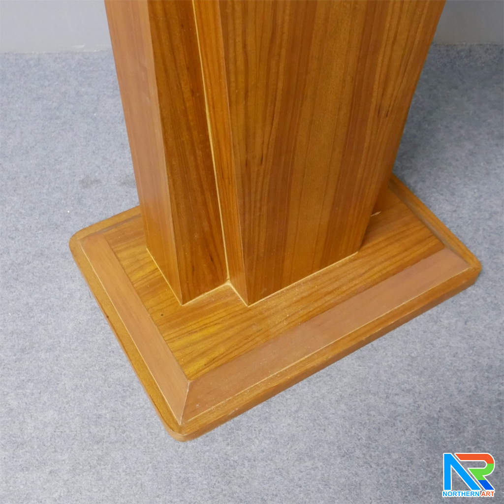 โพเดียมไม้ สีโอ๊ค ทรงโมเดิร์น TOP เอียง ขนาด (W)58 x (L)46 cm. สูง 114 cm. พร้อมตู้ใส่ของ มีกุญแจล็อค