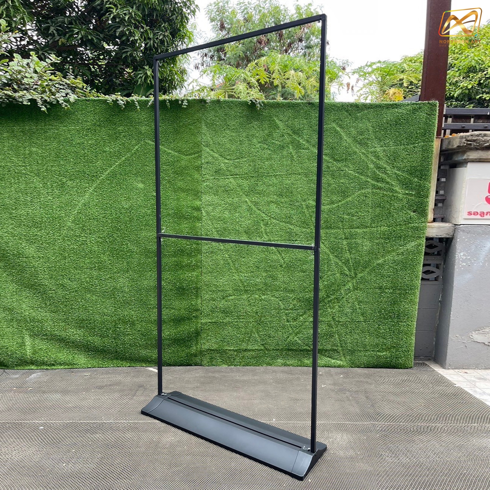 ป้ายตั้งพื้น รุ่นแขวน แบบ 2 เฟรม ฐานพลาสติกขึ้นรูป ขนาด 100x200 ซม. โครงเหล็กสีดำพร้อมขอแขวน 4 มุม ถอดประกอบได้ เคลื่อนย้ายสะดวก