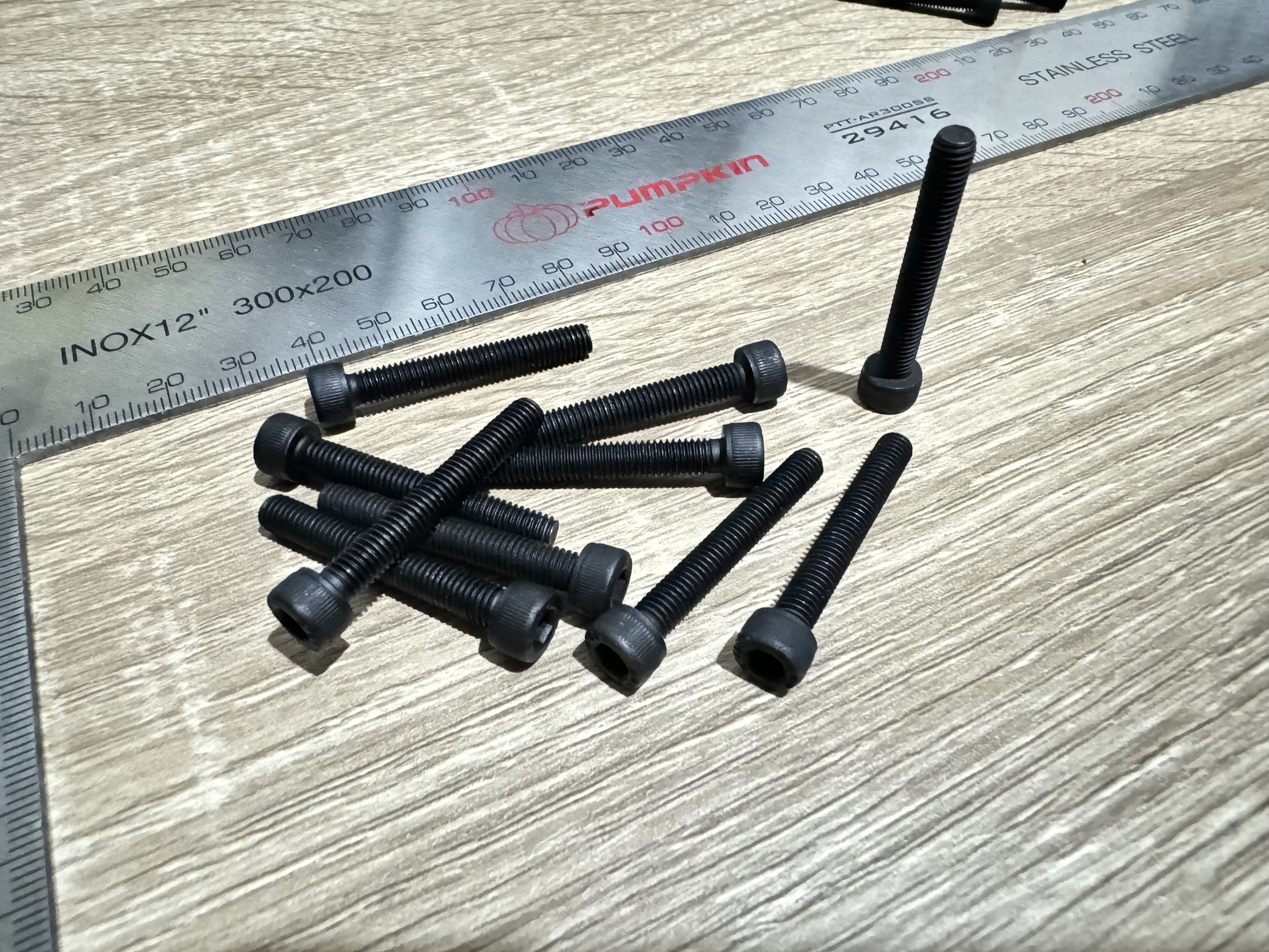 สกรูหัวจมรมดำ M5x35 ความยาวเกลียว 35 mm (ชุด 10 ตัว)