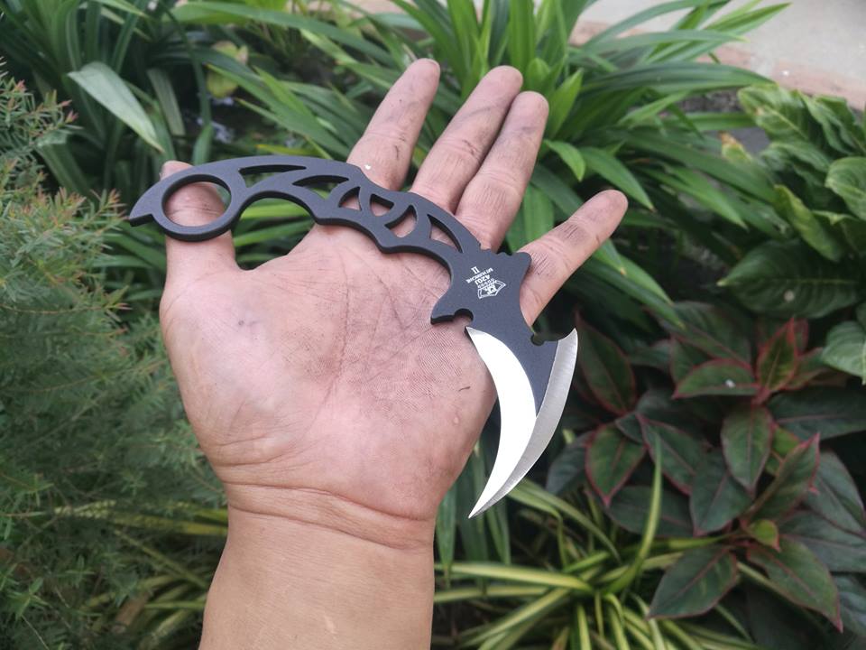 มีดควง Bat Black Hurricane มีดควงคารัมบิต 2 คม ทำจากสแตนเลส420 ไม่ต้องกลัวสนิม และเป็นมีดควงที่โด่งดังที่สุด ที่ขายออกไปแล้วทั่วโลก