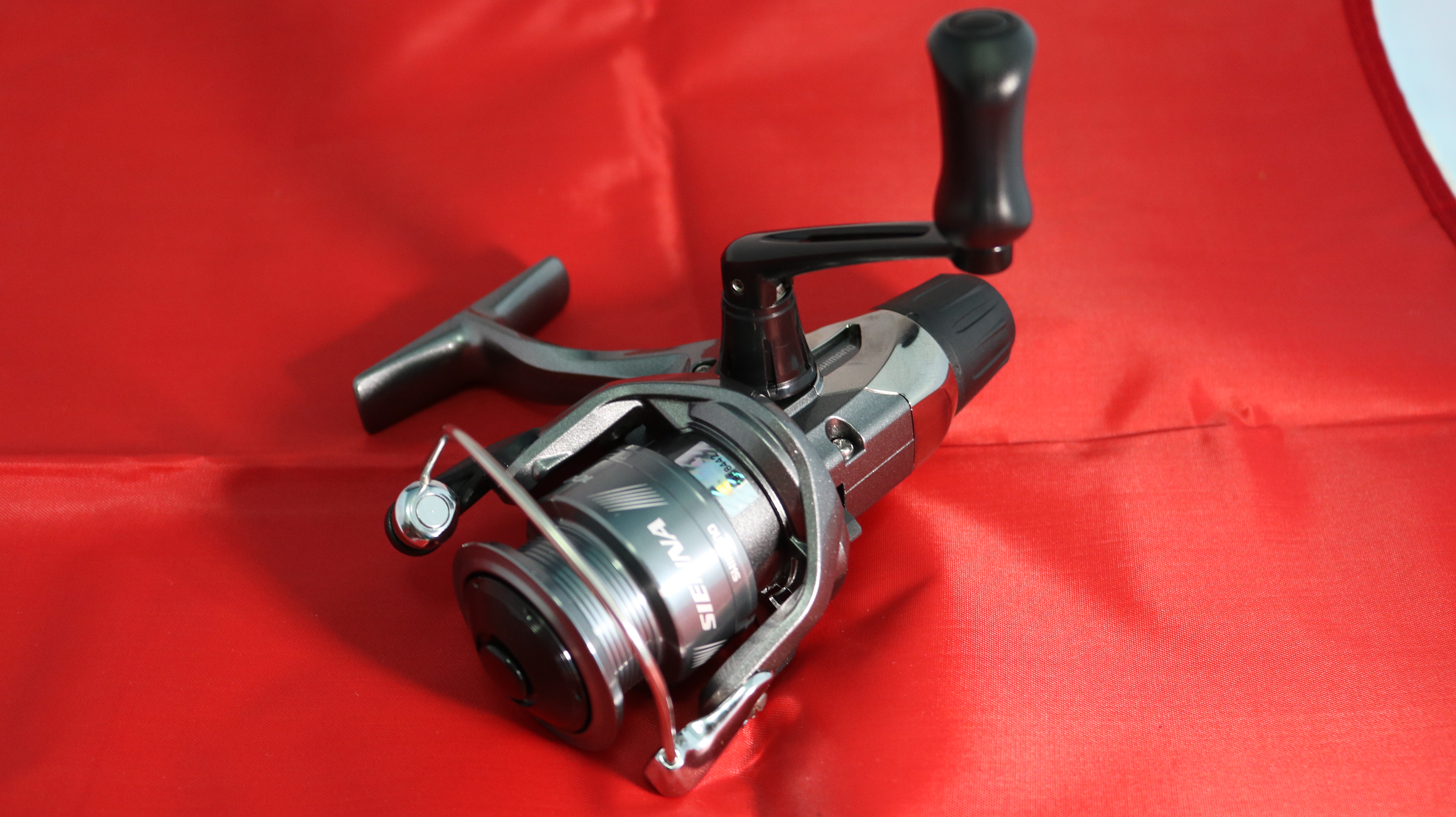 รอกสปิน ตกปลา Shimano เบรคท้าย