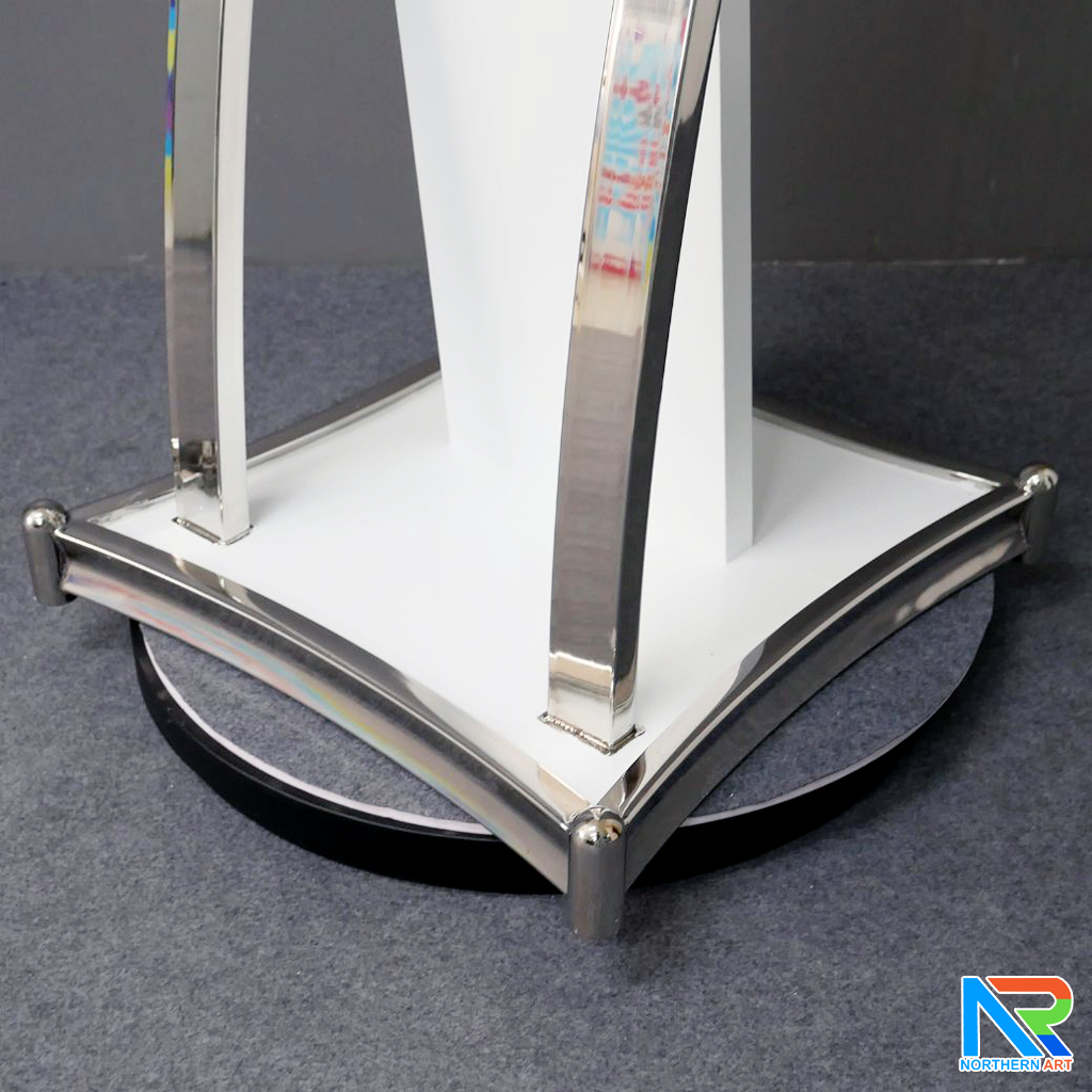 โพเดียมไม้สีขาว ตกแต่งสแตนเลส เกรด304 ขนาด (W) 47 x (D) 44 x (H)120 cm.