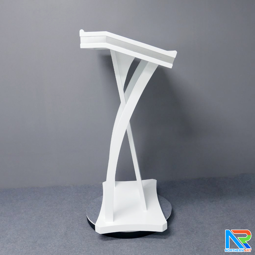 โพเดียมไม้ ยืนคู่ สีขาว ขนาด (W)90 x (L)52 x (H)120 cm. ตกแต่งแถบลามิเนตสีเงินเงาTOPและเสาข้าง