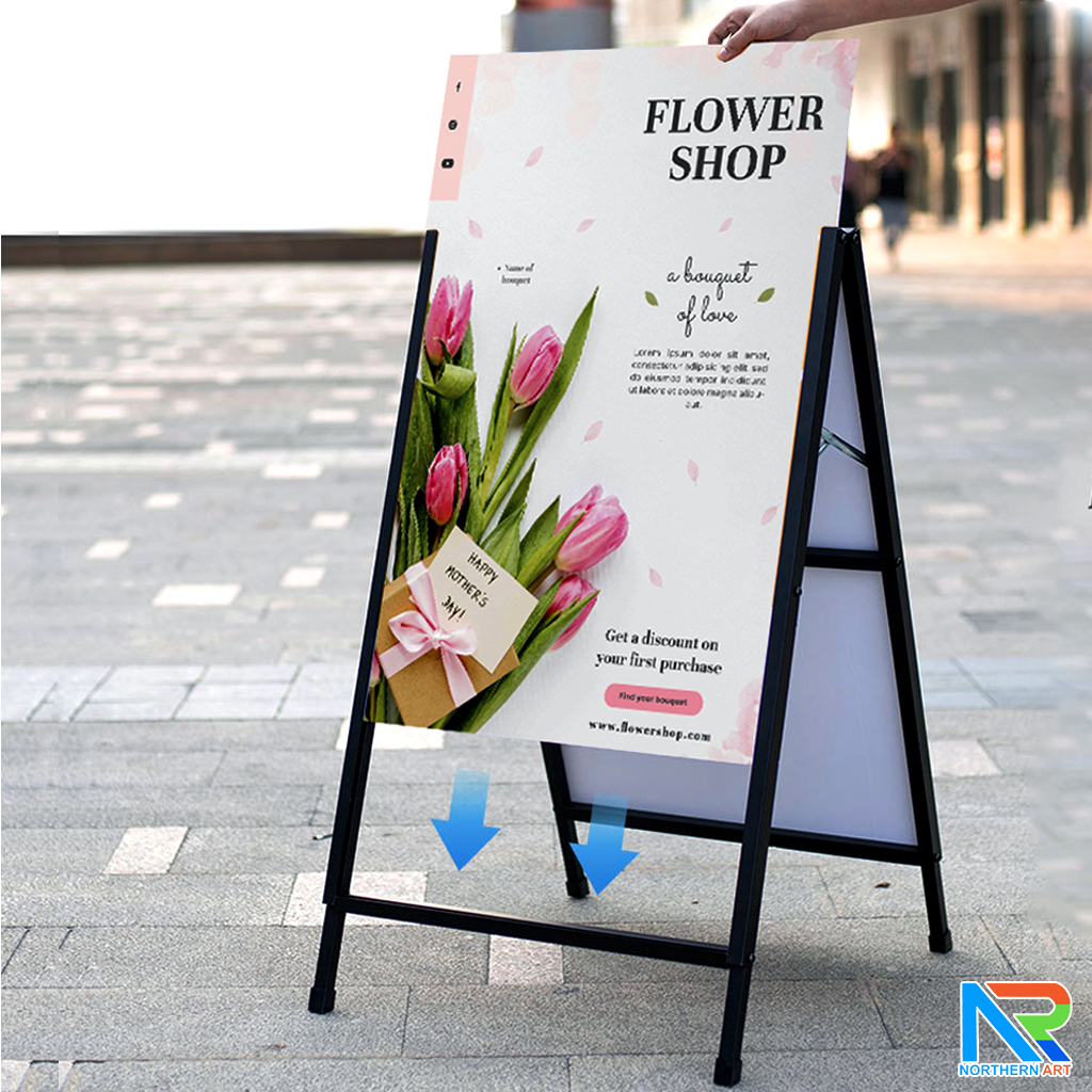 ป้ายตั้งพื้นเหล็ก สีดำ มีด้ามจับ ขนาด 60x90 cm. โชว์งานพิมพ์ 2 ด้าน พับเก็บได้ เคลื่อนย้ายสะดวก