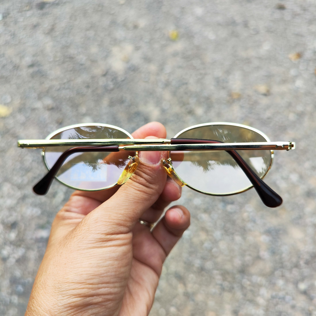 กรอบแว่นตา แว่นตาวินเทจ แว่นเก่าเก็บยุค 90 รุ่น Thong Cha กรอบสีทองทรงรีมน รองรับการนำไปตัดเลนส์สายตา วินเทจแท้ หายากและไม่มีผลิตอีกแล้ว นำเสนอโดย ร้านชินตา