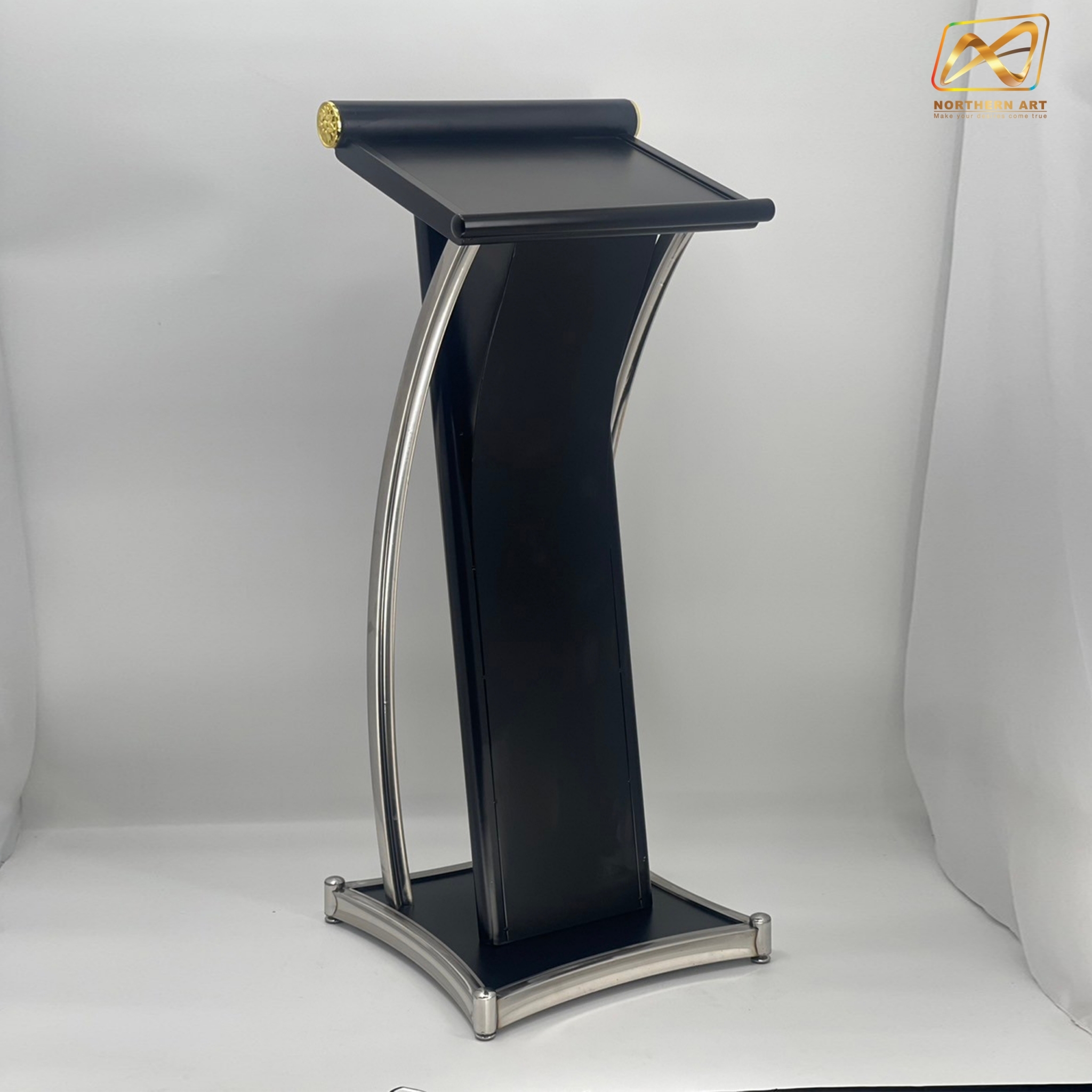 โพเดียมเหล็ก สีดำ ตกแต่งเสาโค้งสแตนเลสสีเงิน เกรด201 ขนาด(W)48 x (L)39 x (H)117 cm.