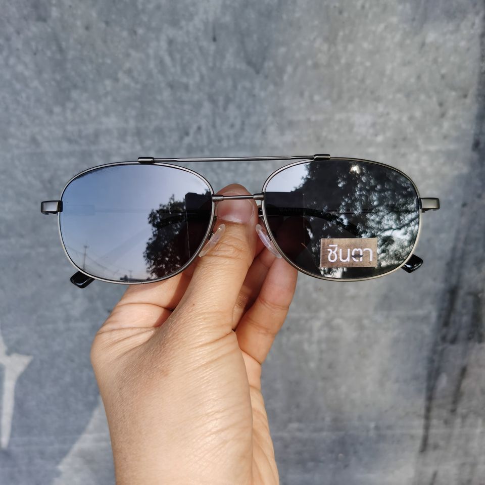 แว่นวินเทจ แว่นตากันแดด แว่น Handmade ชินตา รุ่น New Classic Bar (Sun) ทรงวินเทจ มีบาร์ ขาแว่นทำจากวัสดุไทเทเนี่ยม กรอบสีดำรมควันเงิน ใช้เลนส์กันแดดคุณภาพดี ใส่ได้ทั้งชายและหญิง