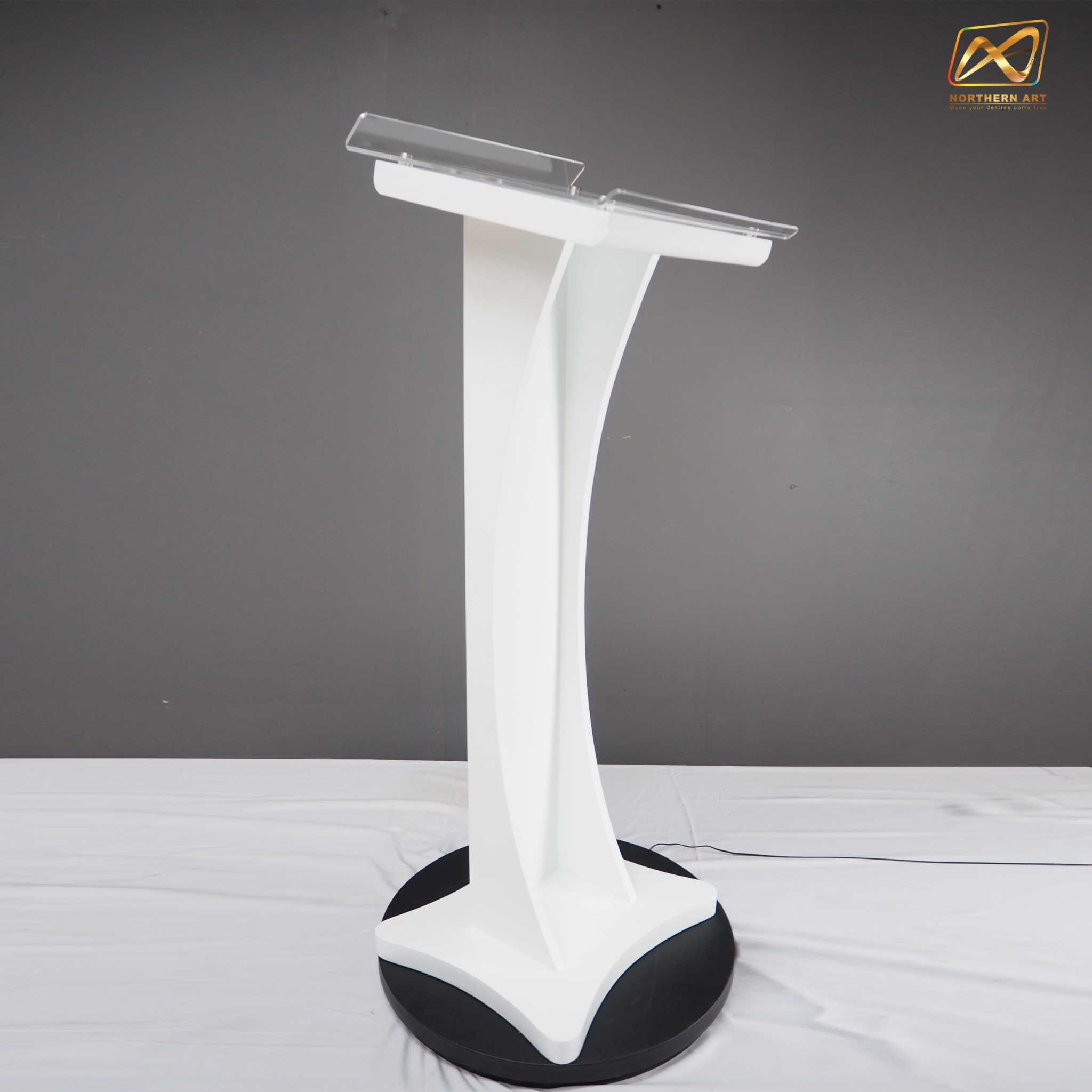 โพเดียมไม้ สีขาว ขนาด (W) 48 x (L) 40 x (H) 120 cm. Top เอียง ปิดทับอะคริลิคใสพร้อมหมุด