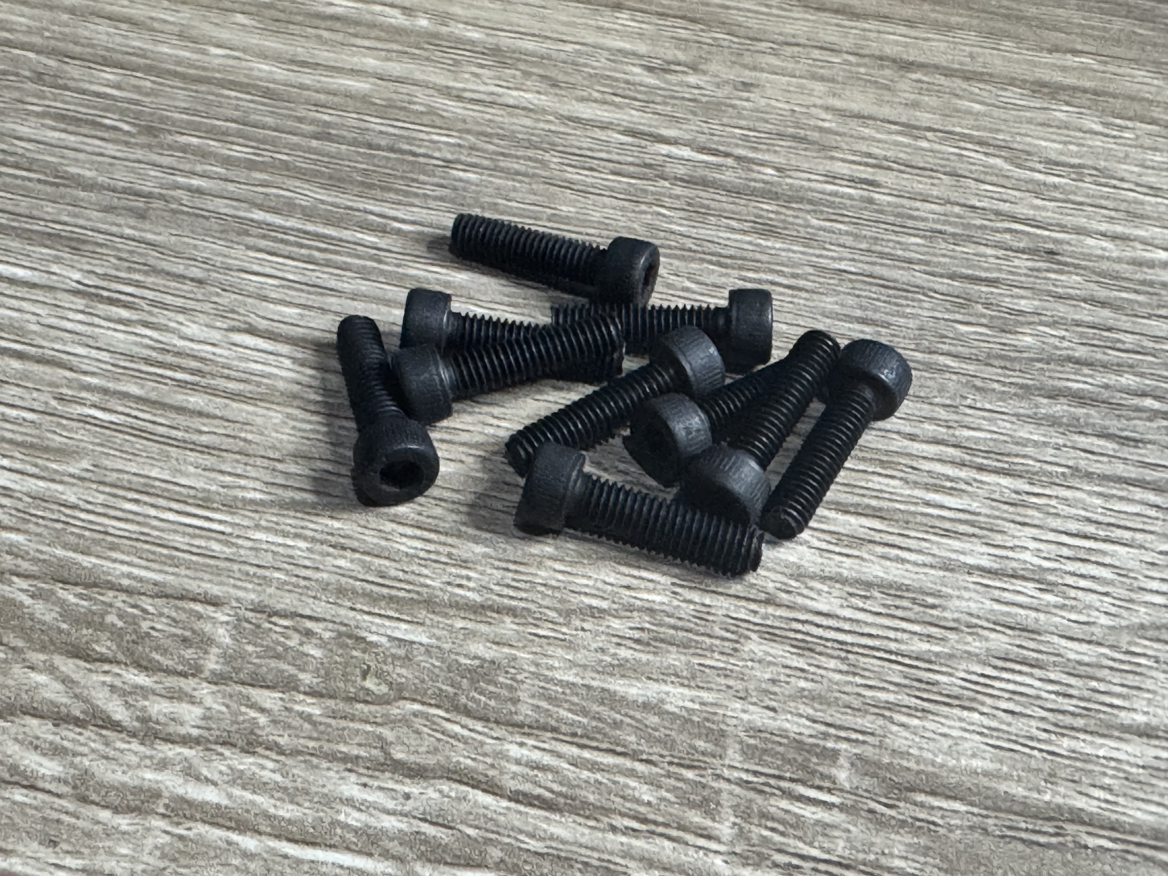 สกรูหัวจมรมดำ M4x15 ความยาวเกลียว 15 mm (ชุด 10 ตัว)