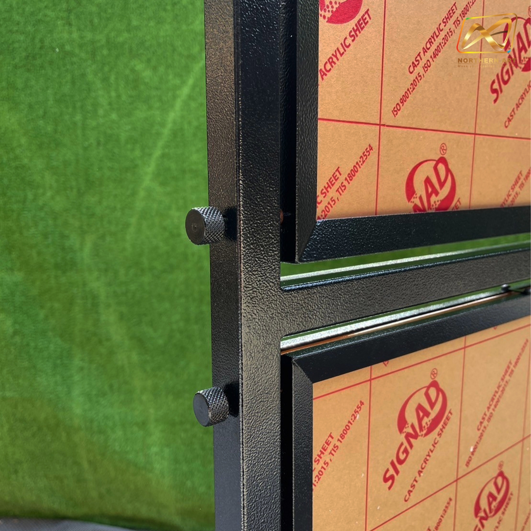 ป้ายตั้งพื้นเหล็ก สีดำ รุ่น 2 เฟรม หมุนได้ 360 องศา ขนาด 50×70 ซม. พร้อมอะคริลิคใสหนา 2 มม. 2 แผ่น สอดงานพิมพ์ทางด้านบน โชว์ภาพ 2 ด้าน