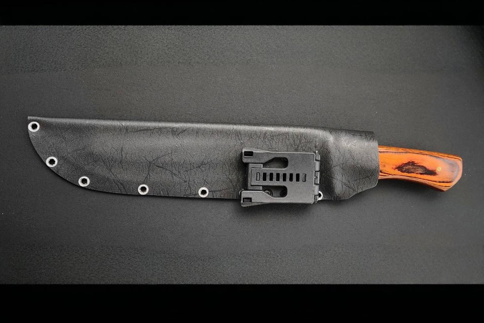 มีดแคมป์ยาว Red Wolf มีดคลาสสิคที่มาพร้อมกับใบยาว 10.5 นิ้ว ด้ามจับเป็นไม้ผสมโลหะ มีการ์ดมือป้องกันนิ้วไม่ลื่นไปโดนคม มาพร้อมซองพลาสติกแข็ง ติดตั้ง Tek lock สะดวก คล่องตัว