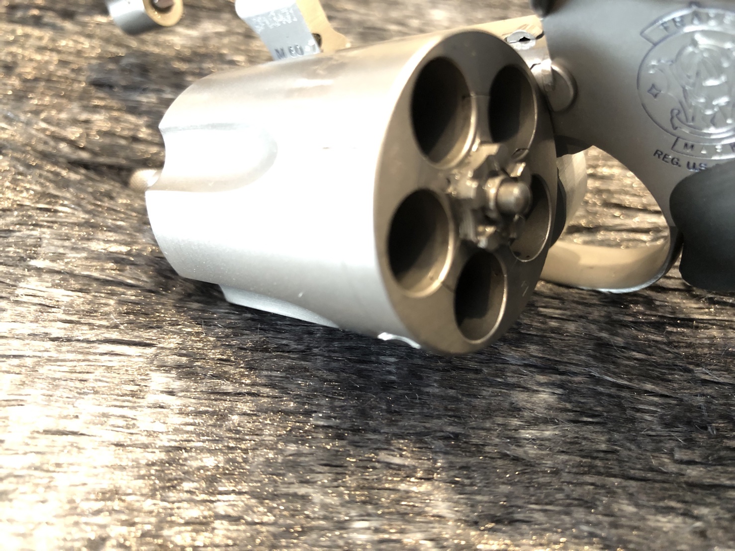 ** ขายแล้ว ** [ปืนมือฝากขายมือสอง] Smith&Wesson .38 M60 Lady Smith 2นิ้ว ขาวจั๊ว สภาพดี สวยแน่นตึบ ไม่เคยแกะ บานพับไม่คลอน !! **รับประกันเช่นเดิม**