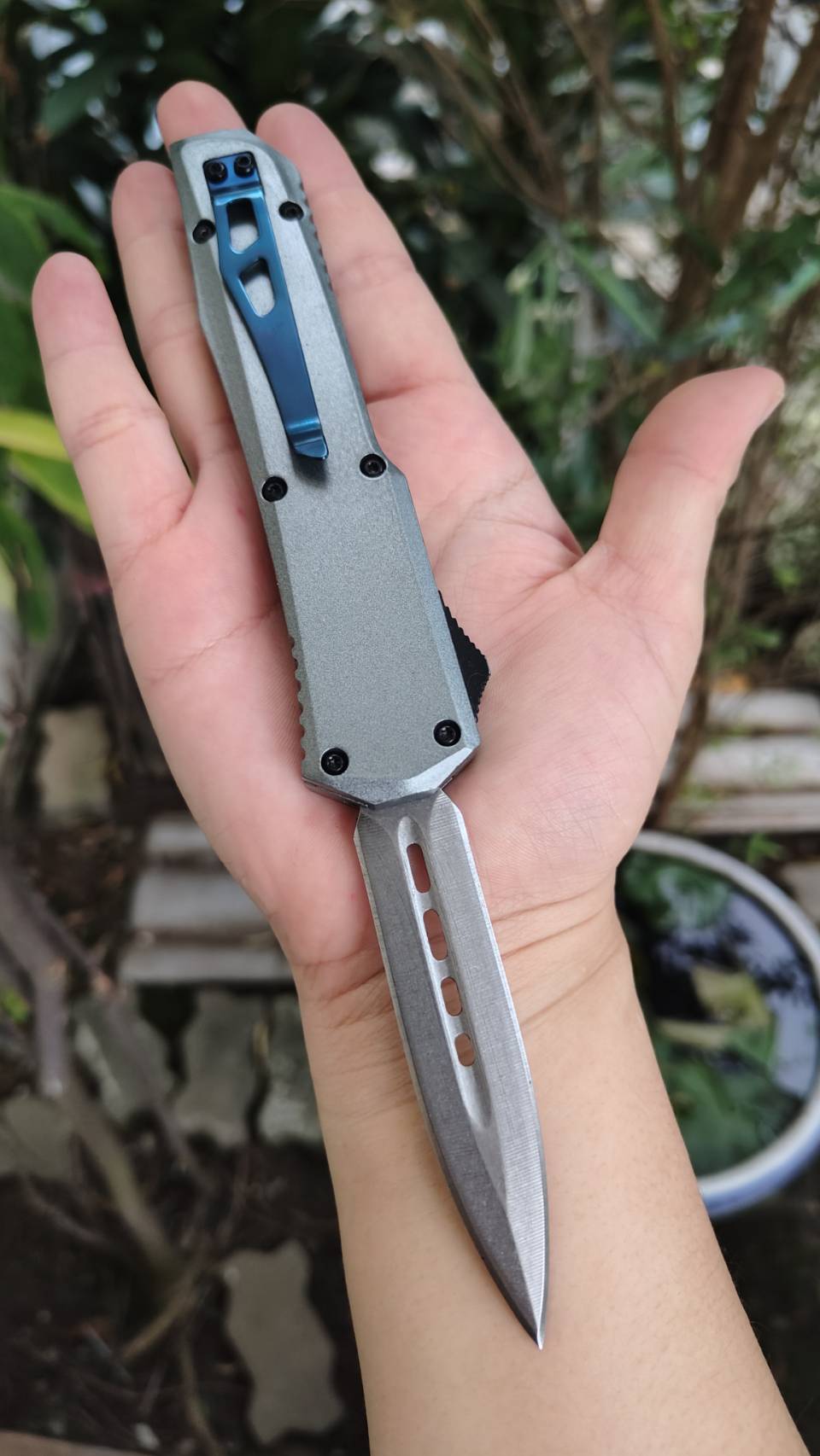 มีด OTF (Out The Front) Dagger ดีไซน์สุดล้ำ! ดุดัน ไม่เหมือนใคร! 🔥 มีดพับออโต้แบบ OTF (Out The Front) ที่ไม่ใช่แค่ใช้งานได้ แต่ยังสะท้อนรสนิยมที่ไม่ธรรมดา ระบบ OTF Dual Action: เปิด-ปิดใบมีดได้รวดเร็วทันใจ เพียงเลื่อนสไลด์ ไม่ต้องกลัวพลาด! ดีไซน์ด