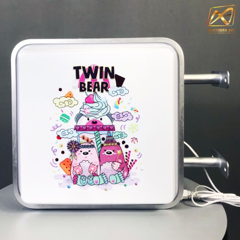 ตู้ไฟ LED สี่เหลี่ยม 2 หน้า ขอบสีเงิน อะคริลิคปั๊มนูน มีขายื่น ติดตั้งง่าย ( ราคาตู้ไฟพร้อมงานพิมพ์ )