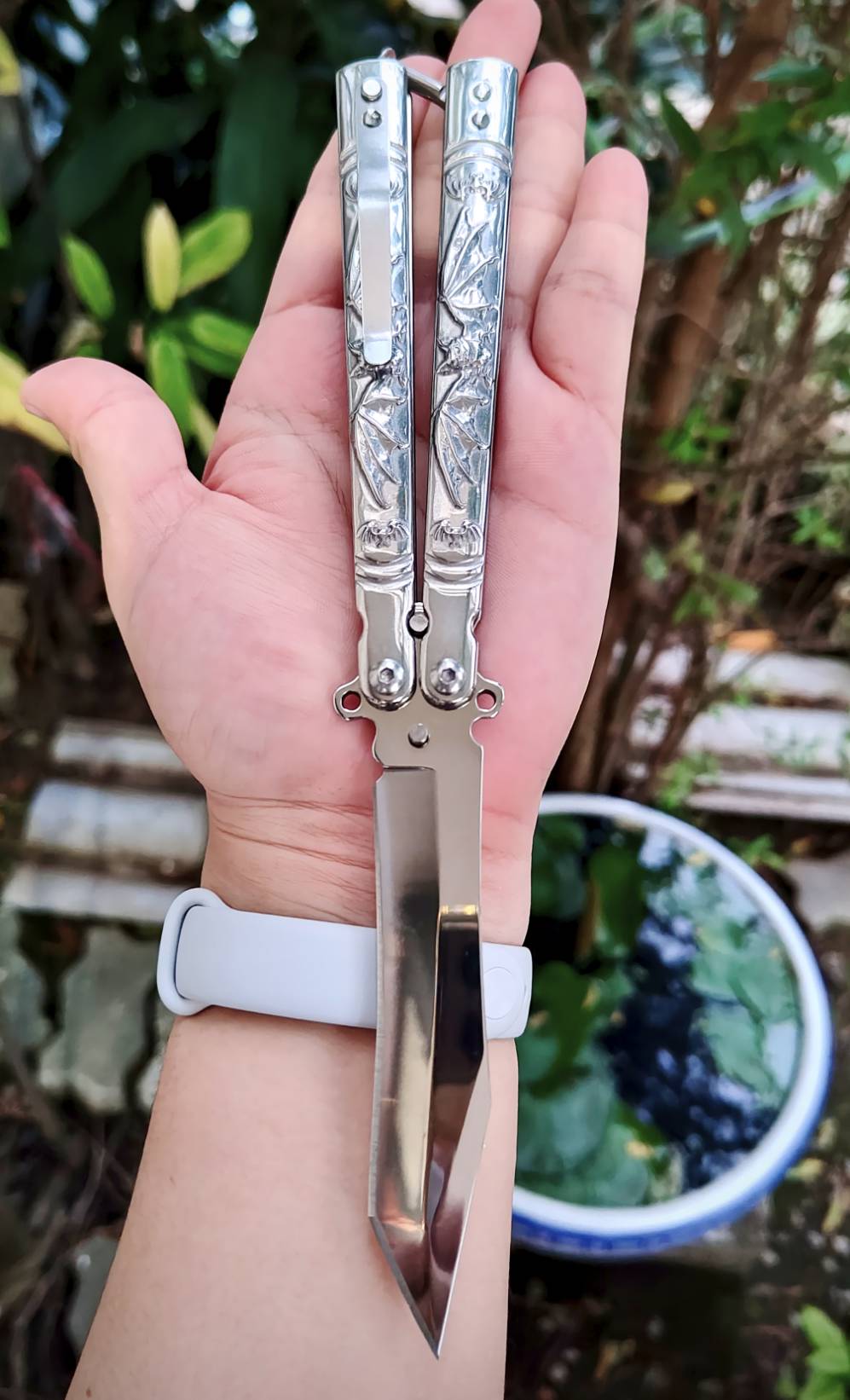 🦇 มีดควงค้างคาว เป็นบาลิซองสแตนเลส ขัดเงาเต็มตัว ใบทรงทันโตะ ปลายเฉียบ เส้นคมคมชัด ดูมีพลัง ด้ามแกะลายค้างคาวกางปีก รายละเอียดสวย งานนูนคมจนสัมผัสได้ ทั้งใบและด้ามเป็นสแตนเลส แข็งแรง จับแล้วรู้สึกถึงน้ำหนักพอดีมือ สายสะสม / สายชอบงานเงา / สายเท่เร