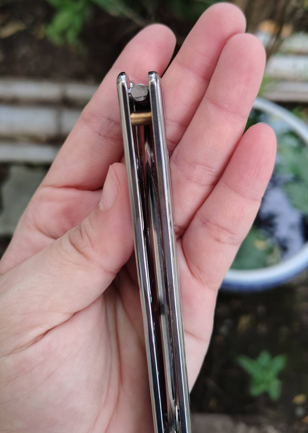 มีดควงบาลิซอง ใบทรงโบวี่ส ทั้งใบและด้ามเป็นสแตนเลสเต็มชิ้นหนาๆ เล่มใหญ่ แน่นมือ ใบทรงโบวี่ให้เส้นคมเด่น เตะตา และใช้งานได้ดี ตัวใบและผิวด้าม ลงลายกัดเลเซอร์ ลายชัด ดูมีมิติ ไม่ใช่งานเรียบธรรมดาๆ บาลานซ์น้ำหนักดี หมุนได้คุมง่าย ไม่ปลิว