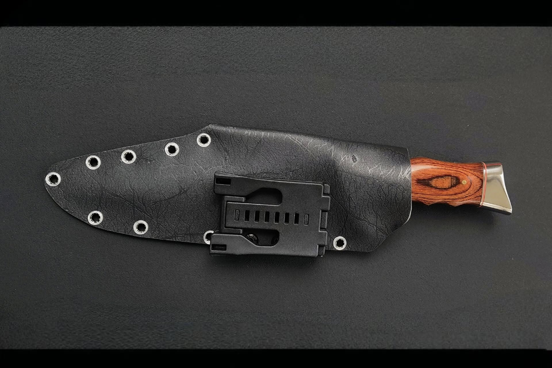 มีดฮันเตอร์ RED WOLF มีดสไตล์คลาสสิค hunt ใบมีดแบบนักล่า ด้ามจับเป็นไม้แท้ผสมโลหะ มีช่องบล็อคนิ้วชี้แบบฉบับมีดต่อสู้ มาพร้อมซองพลาสติกแข็ง ติดตั้ง tek lock ว่องไว ทุกท่วงท่า