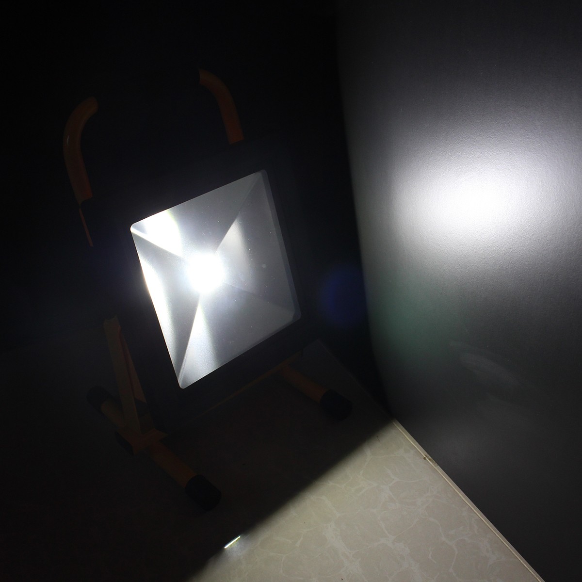 IWC-SPL-CHARGE-TGD-005-30W สปอร์ตไลท์ รุ่นชาร์ตแบตได้ แสงขาวและแสงวอร์มไวท์