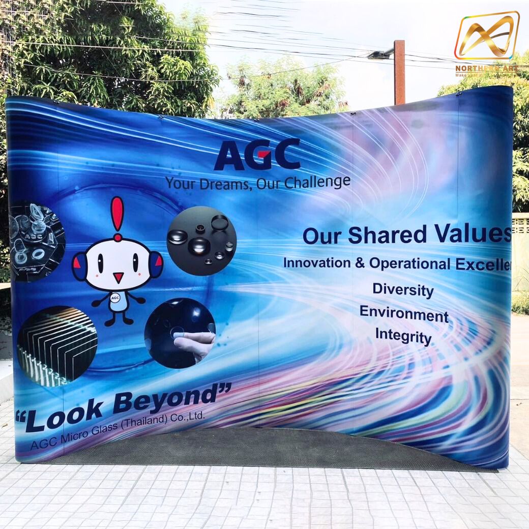 BACK DROP ฉากแบคดรอป รุ่นมน แบบโค้ง โครงอะลูมิเนียม ถอดประกอบได้ พร้อมงานพิมพ์ +โคมไฟ 2 ชุด และกระเป๋าล้อลาก 1 ใบ