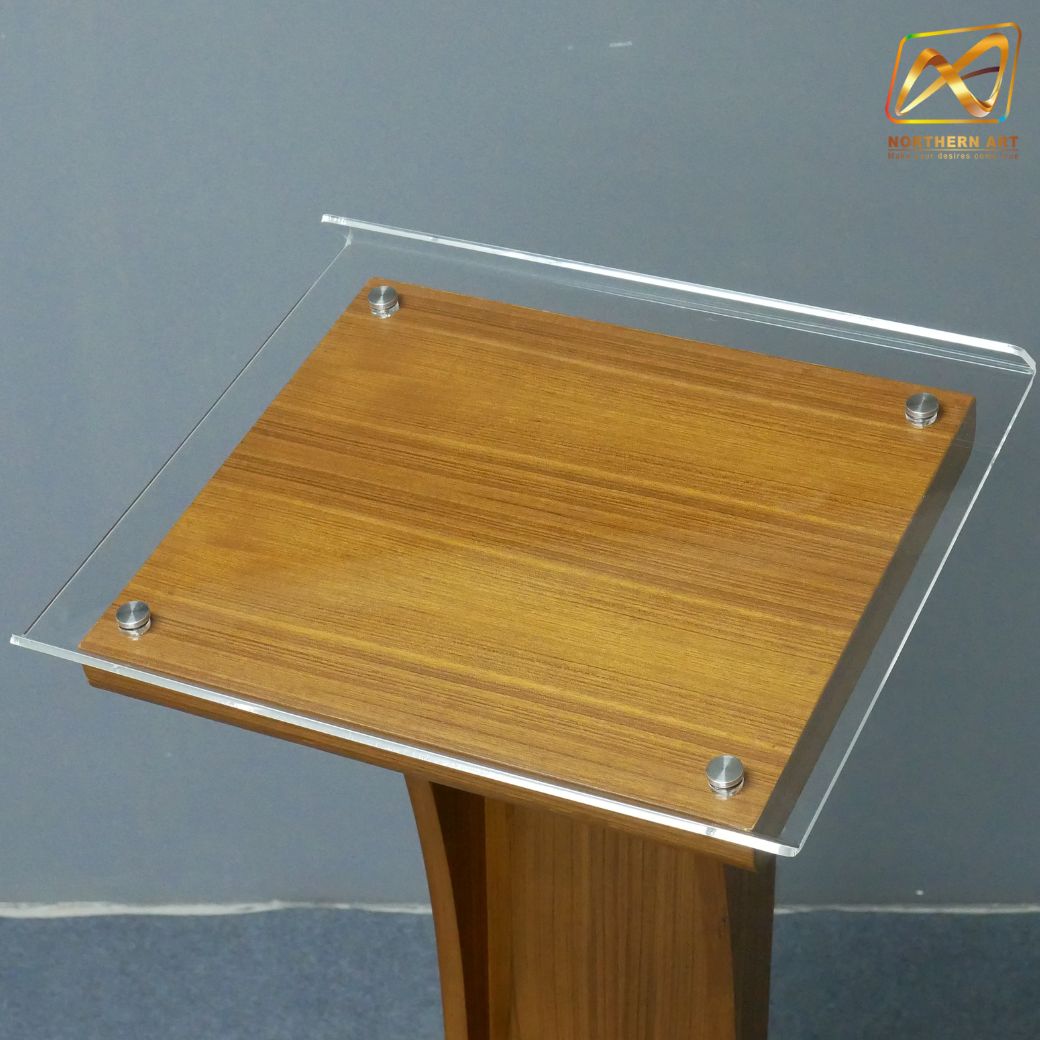 โพเดียมลายไม้ สีสัก ขนาด (W) 48 x (L) 40 x (H) 120 cm. Top เอียง ปิดทับอะคริลิคใสพร้อมหมุด