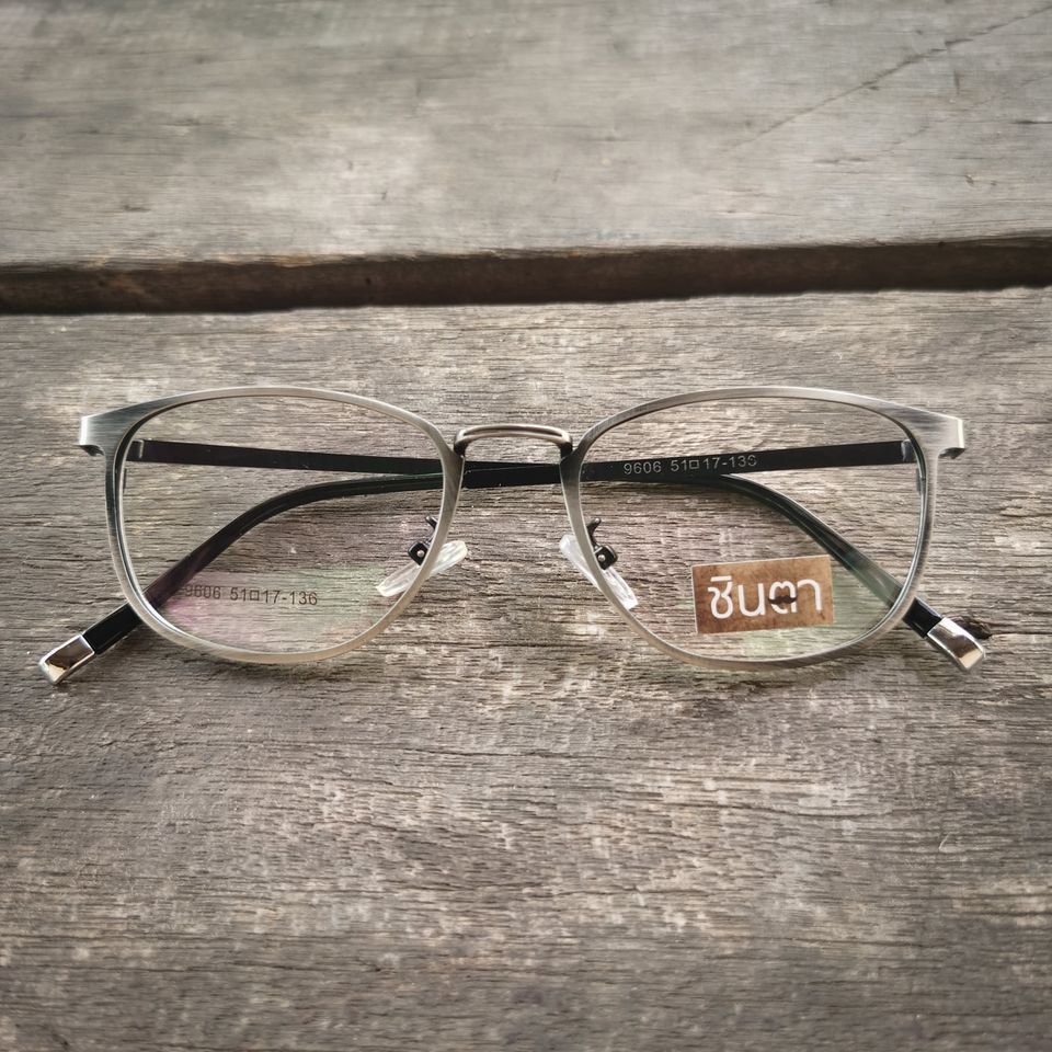 แว่นวินเทจ กรอบแว่นสายตา แว่นชินตา รุ่น Silver Cool กรอบทรงเหลี่ยมมน สีเงินรมควัน เลนส์ใส การออกแบบมีเอกลักษณ์ รองรับการนำไปตัดเลนส์สายตา ใส่ได้ทั้ง ช/ญ