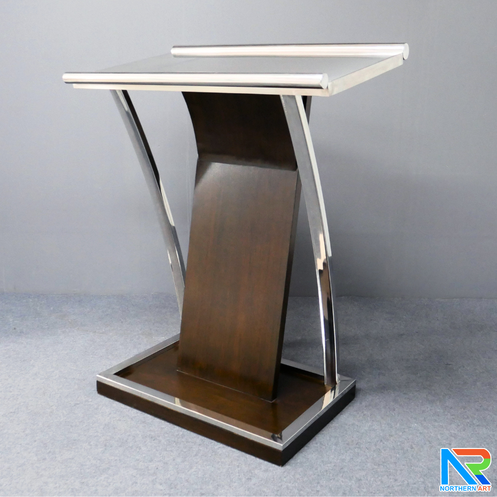 โพเดียมไม้ยืนคู่ Top หุ้มสแตนเลสยืนคู่ สีโอ๊คน้ำตาล ขนาด (W) 90x (L) 59 x (H) 120 cm. พร้อมตกแต่งเสาโค้งสแตนเลสเกรด304