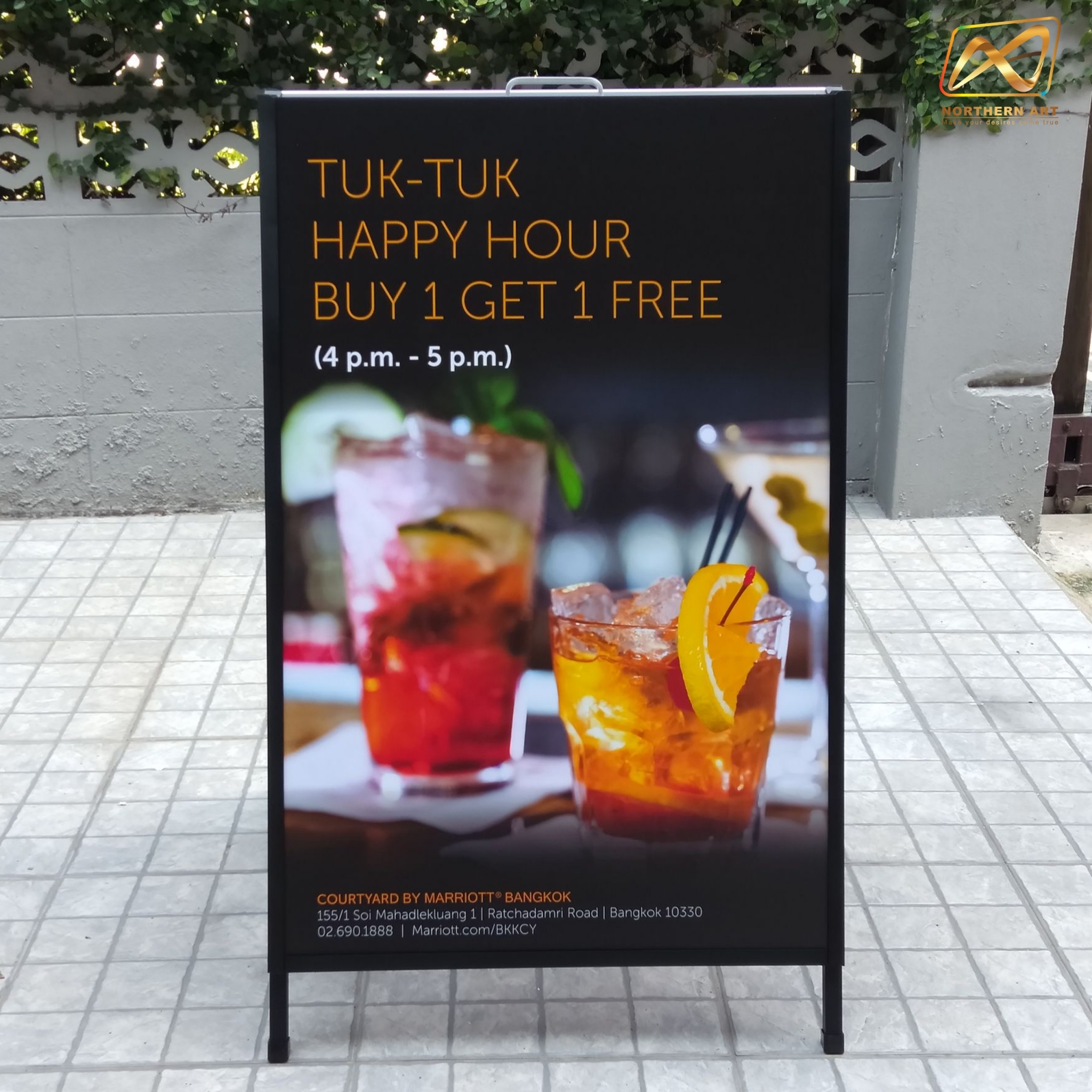 ป้ายตั้งพื้นเหล็ก สีดำ มีด้ามจับ ขนาด 60x90 cm. โชว์งานพิมพ์ 1 ด้าน พับเก็บได้ เคลื่อนย้ายสะดวก