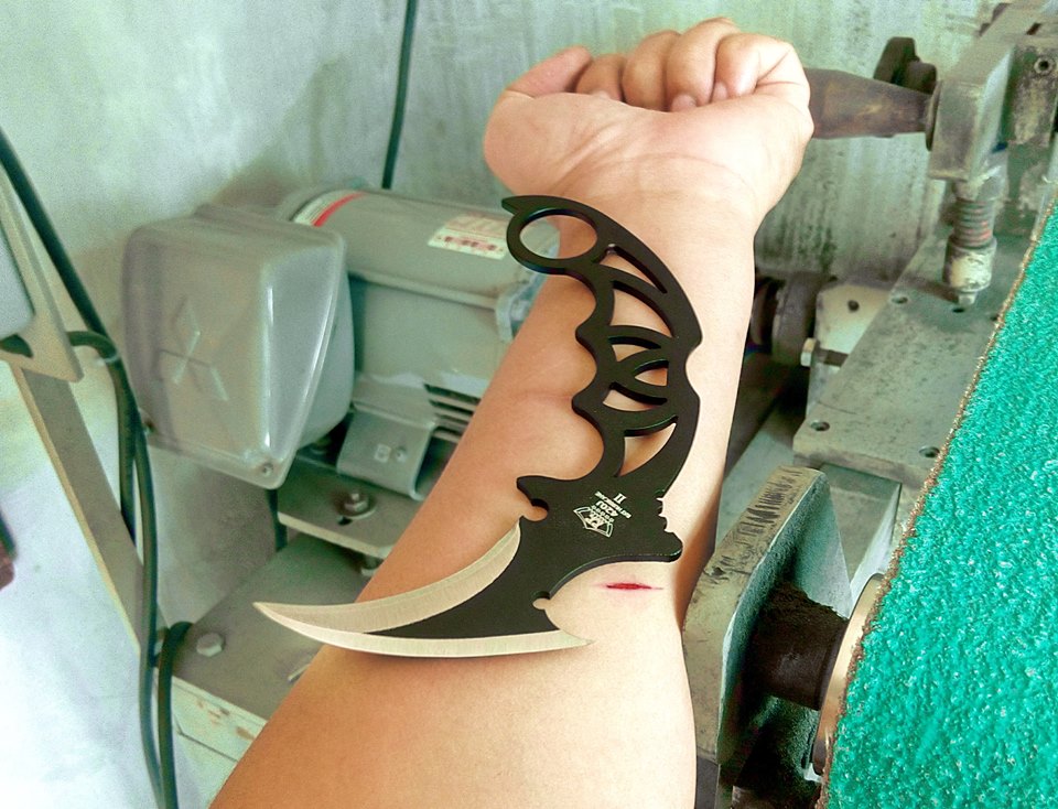 มีดควง Bat Black Hurricane มีดควงคารัมบิต 2 คม ทำจากสแตนเลส420 ไม่ต้องกลัวสนิม และเป็นมีดควงที่โด่งดังที่สุด ที่ขายออกไปแล้วทั่วโลก