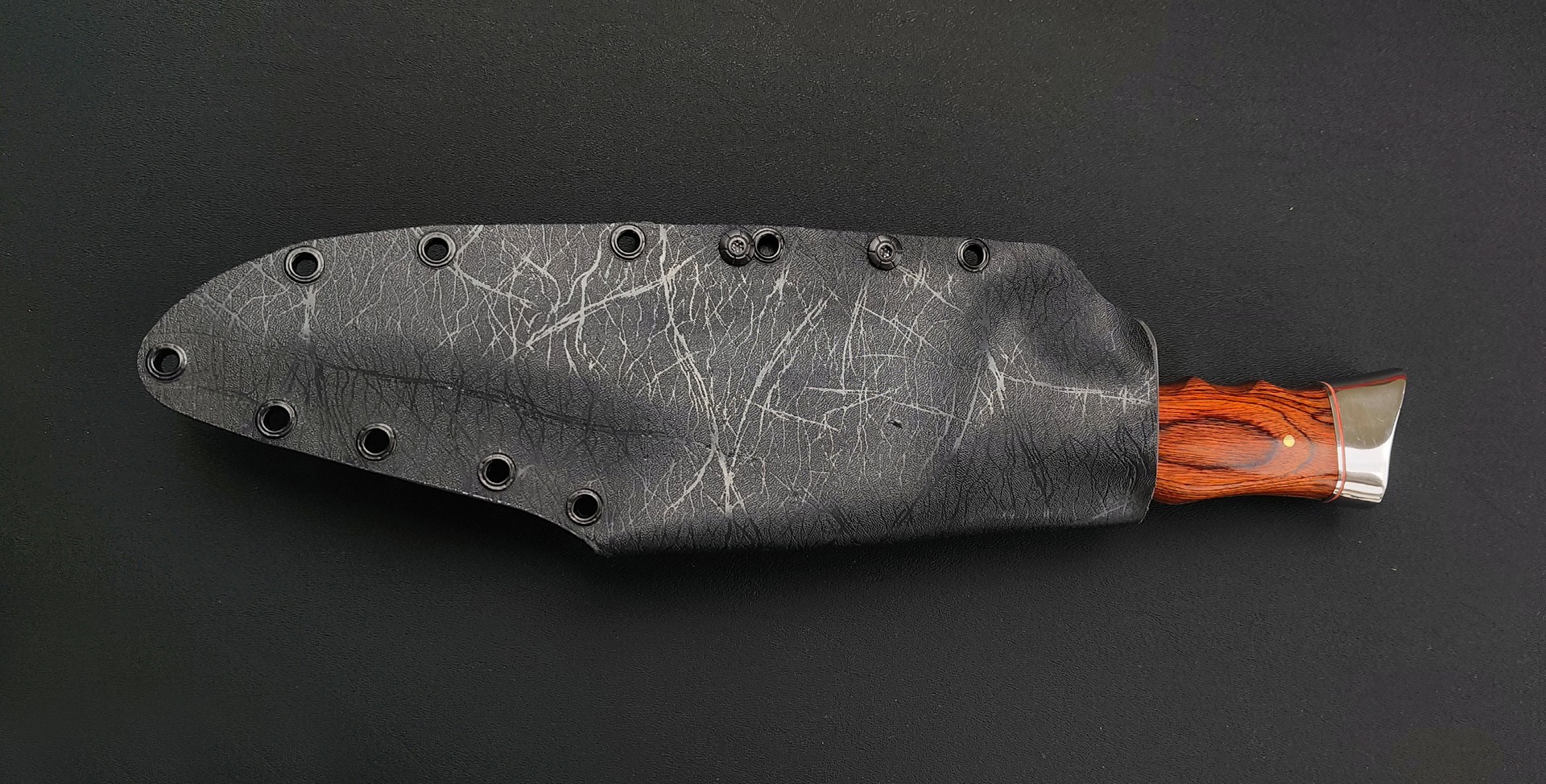 มีดฮันเตอร์ RED WOLF มีดสไตล์คลาสสิค hunt ใบมีดแบบนักล่า ด้ามจับเป็นไม้แท้ผสมโลหะ มีช่องบล็อคนิ้วชี้แบบฉบับมีดต่อสู้ มาพร้อมซองพลาสติกแข็ง ติดตั้ง tek lock ว่องไว ทุกท่วงท่า