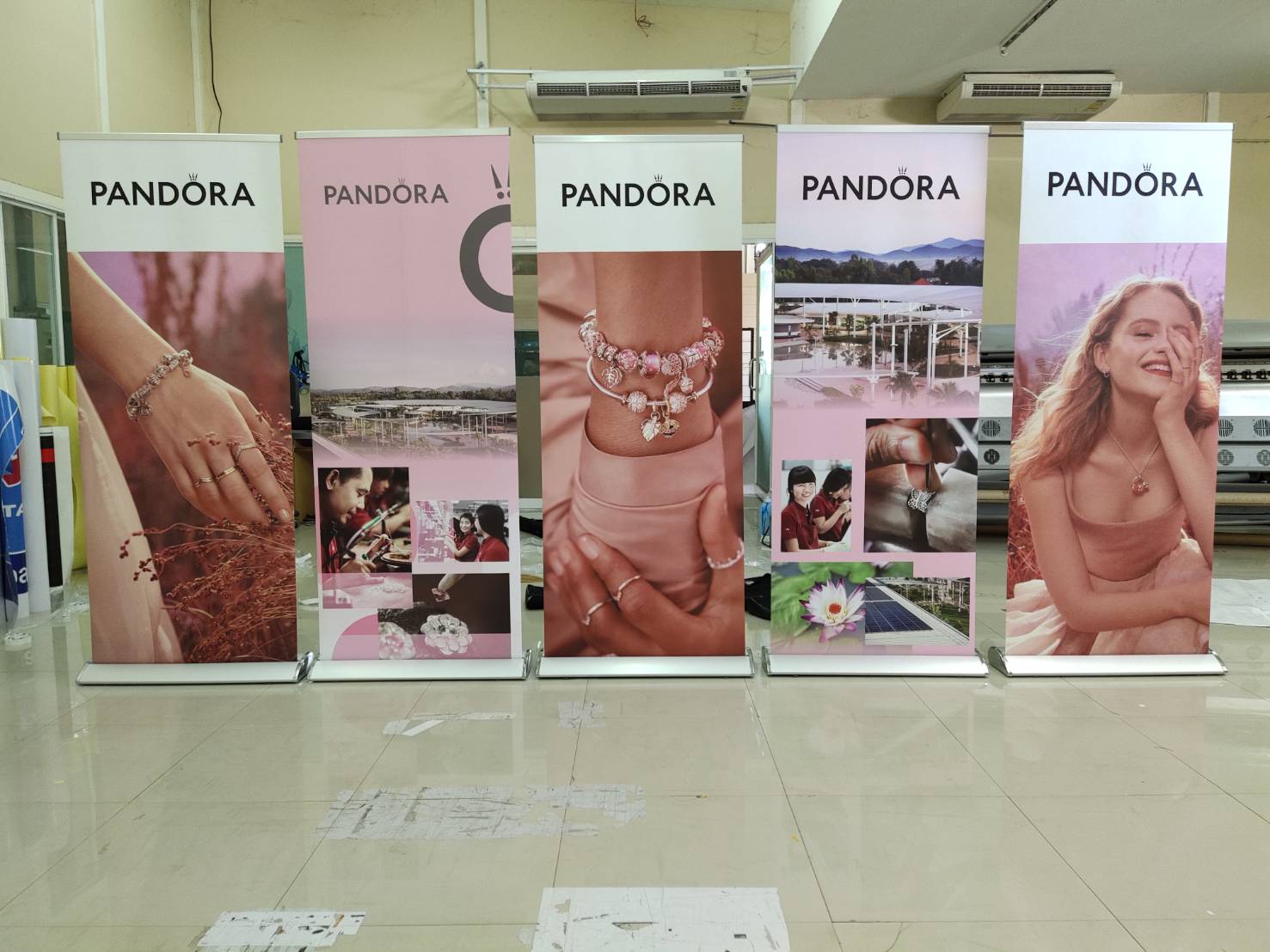 ROLL UP PREMIUM โรลอัพ ขนาด 80x200 ซม. รุ่นพรีเมี่ยม (หยดน้ำ) 1 หน้า วัสดุอะลูมิเนียมอย่างดี ม้วนเก็บได้ง่าย ฐานกว้าง แข็งแรง