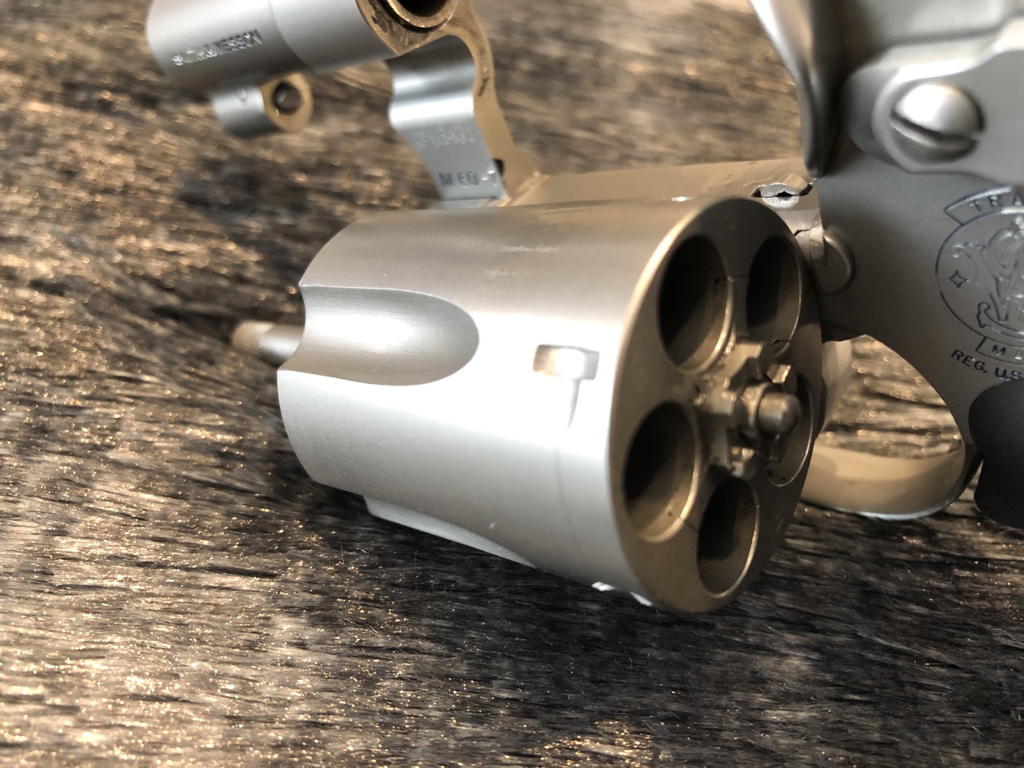 ** ขายแล้ว ** [ปืนมือฝากขายมือสอง] Smith&Wesson .38 M60 Lady Smith 2นิ้ว ขาวจั๊ว สภาพดี สวยแน่นตึบ ไม่เคยแกะ บานพับไม่คลอน !! **รับประกันเช่นเดิม**