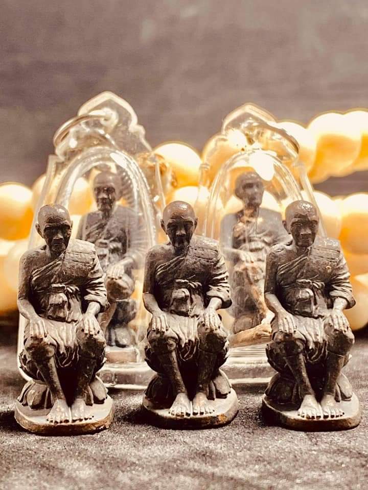 หลวงปู่ดู่นั่งห้อยขา เนื้อโลหะมหาชนวน วัดถ้ำเมืองนะ