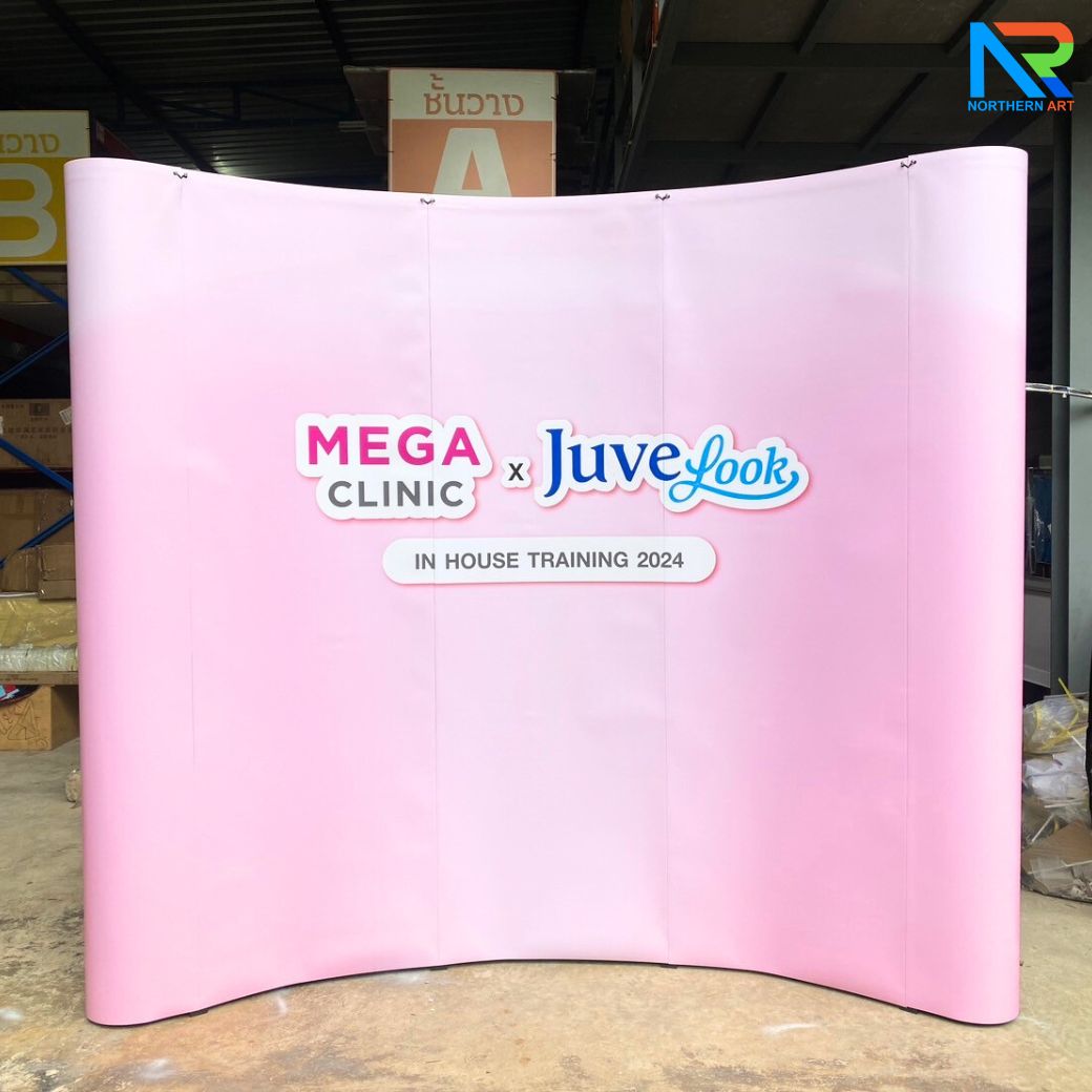 BACK DROP ฉากแบคดรอป รุ่นมน แบบโค้ง โครงอะลูมิเนียม ถอดประกอบได้ พร้อมงานพิมพ์ +โคมไฟ 2 ชุด และกระเป๋าล้อลาก 1 ใบ