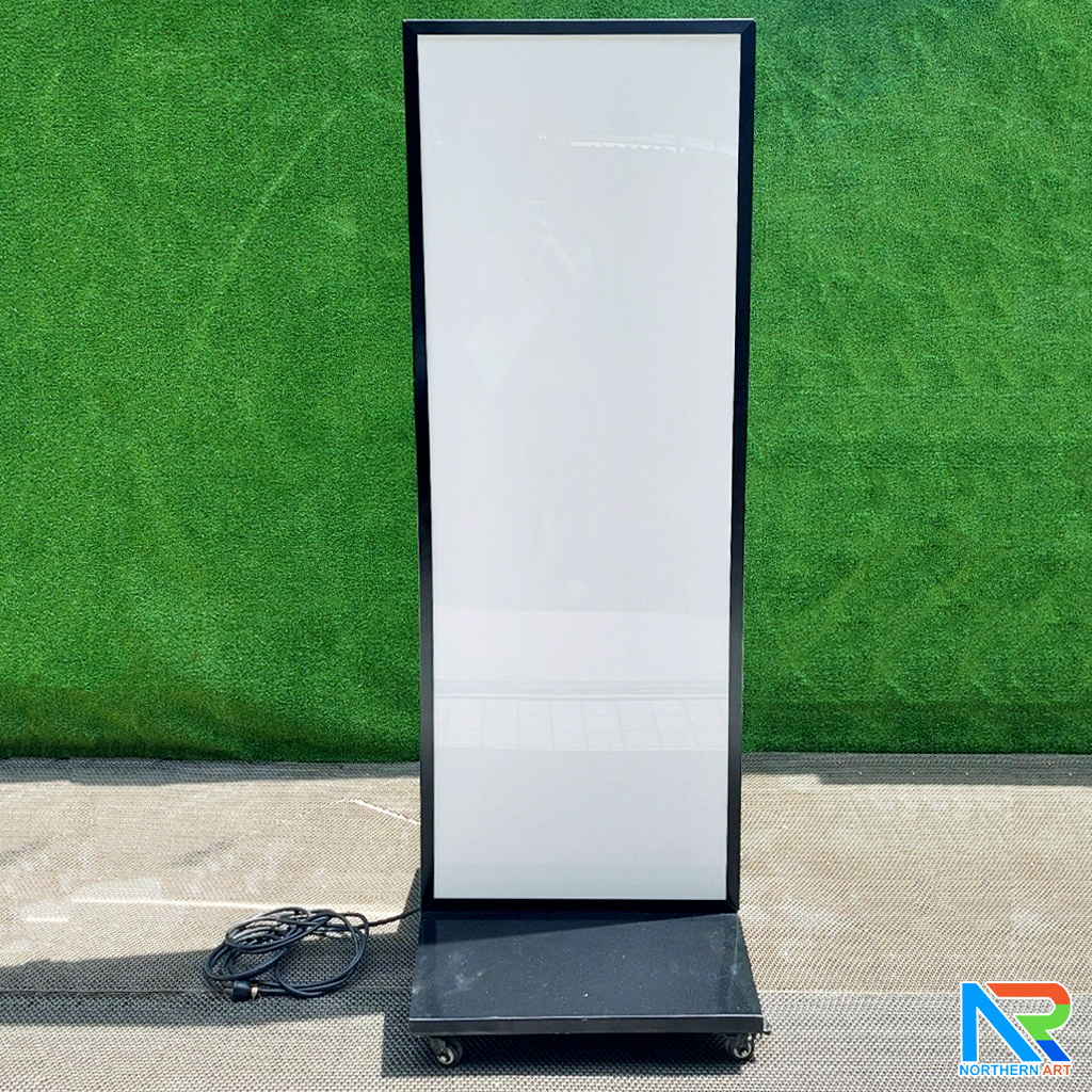 ตู้ไฟ LED ตั้งพื้น ฐานSLOPE ขนาด 60x175 ซม.โครงเหล็กพร้อมแผ่นซิงค์ สีดำ แผ่นอะคริลิค 2 แผ่น โชว์งานพิมพ์ 2 ด้าน มีล้อเลื่อน เคลื่อนย้ายสะดวก