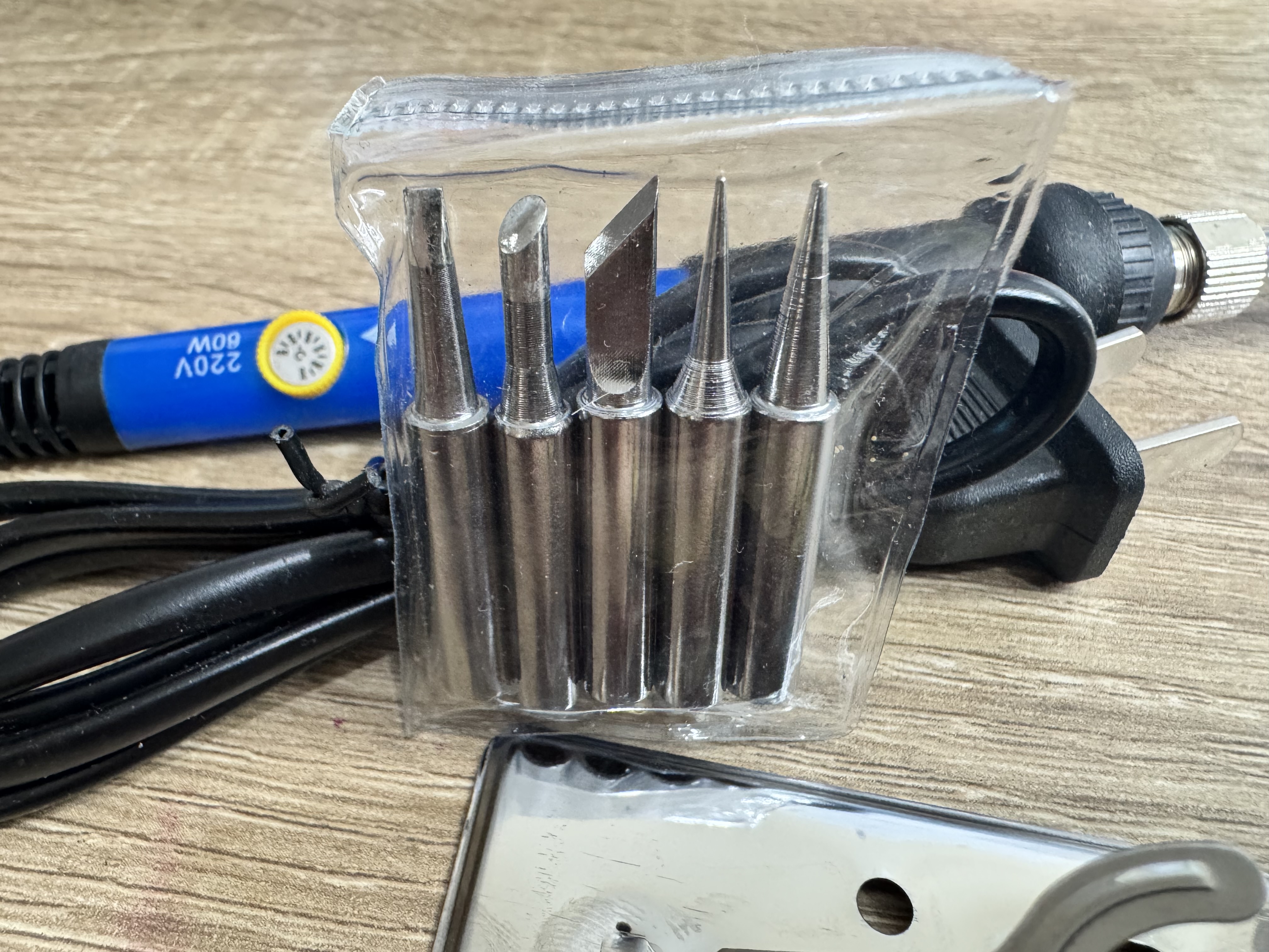 หัวแร้ง 60W ปรับอุณหภูมิได้ พร้อมขาตั้งและหัวเปลี่ยนหลายแบบ Adjustable Temperature Electric Soldering Iron 220V 60W Welding Solder