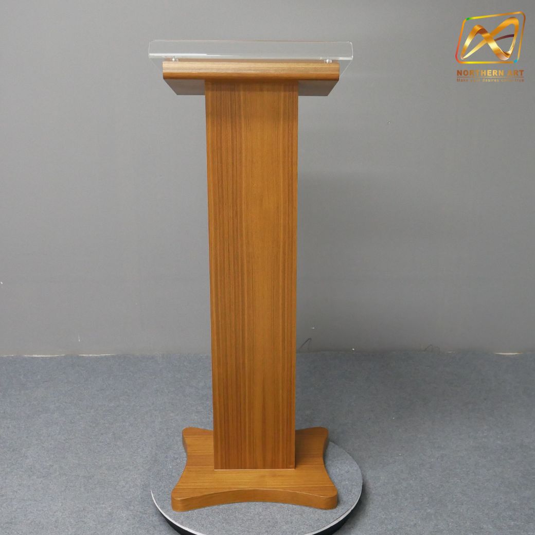 โพเดียมลายไม้ สีสัก ขนาด (W) 48 x (L) 40 x (H) 120 cm. Top เอียง ปิดทับอะคริลิคใสพร้อมหมุด